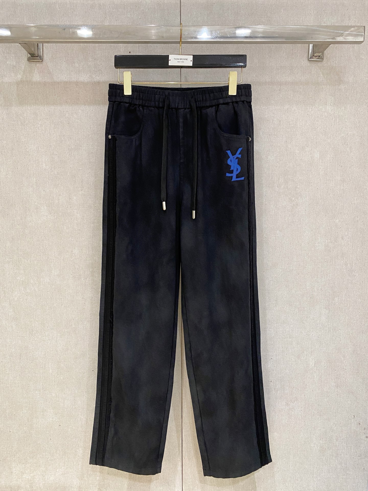 圣罗兰 2025秋冬最新休闲裤 潮人必备 版型超赞，能很好的修复各种腿型，非常个性！柔软排汗，舒适度极高