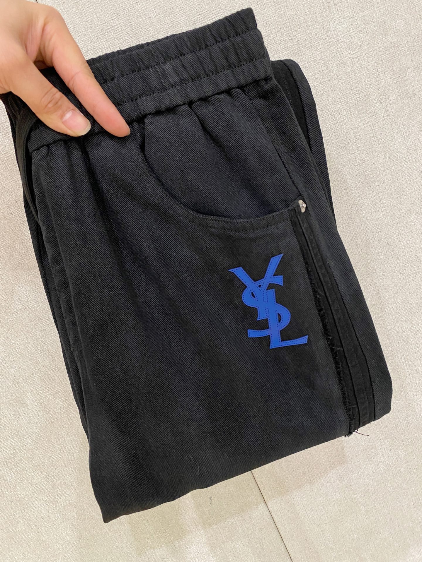 圣罗兰 2025秋冬最新休闲裤 潮人必备 版型超赞，能很好的修复各种腿型，非常个性！柔软排汗，舒适度极高