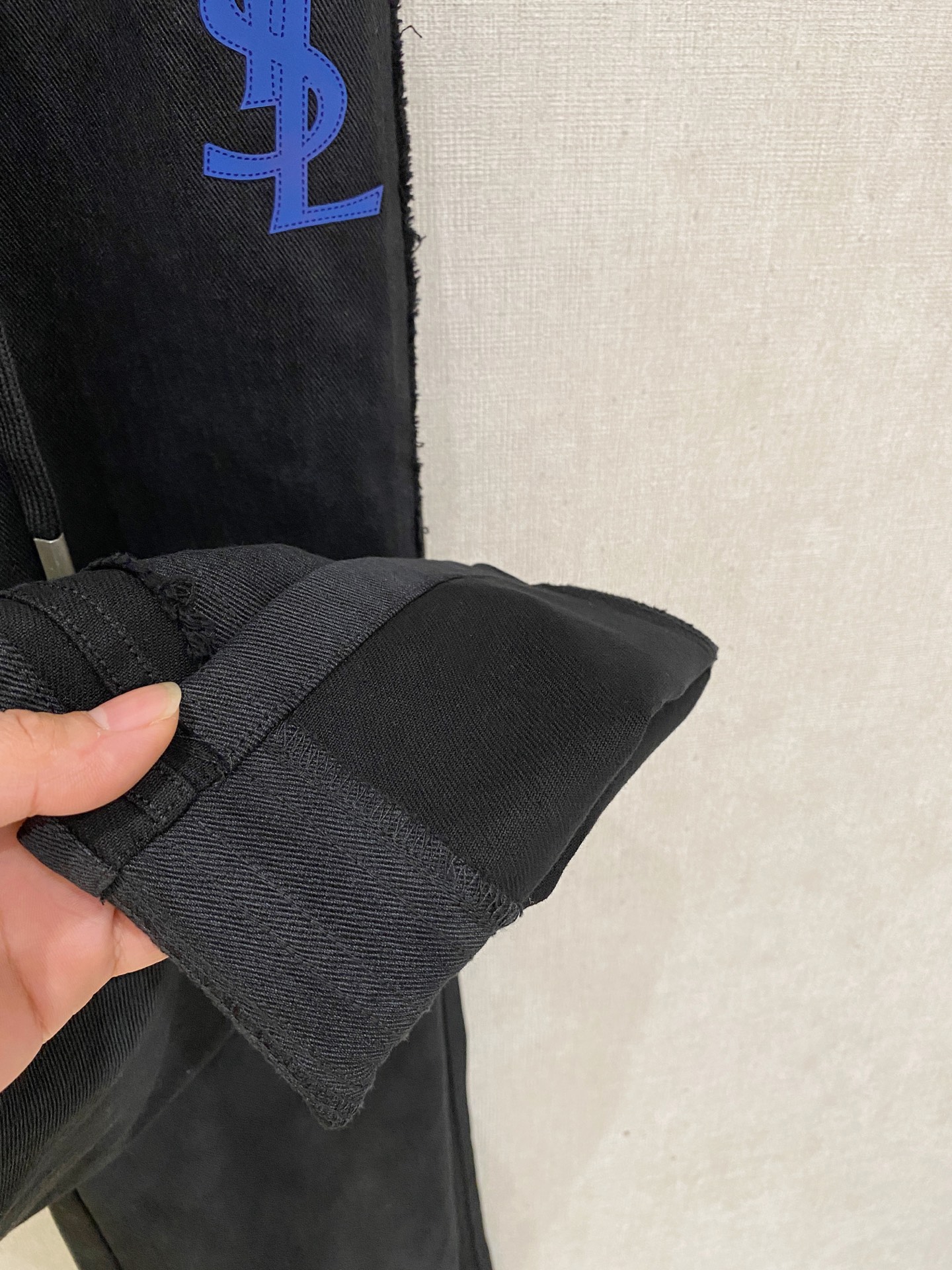 圣罗兰 2025秋冬最新休闲裤 潮人必备 版型超赞，能很好的修复各种腿型，非常个性！柔软排汗，舒适度极高