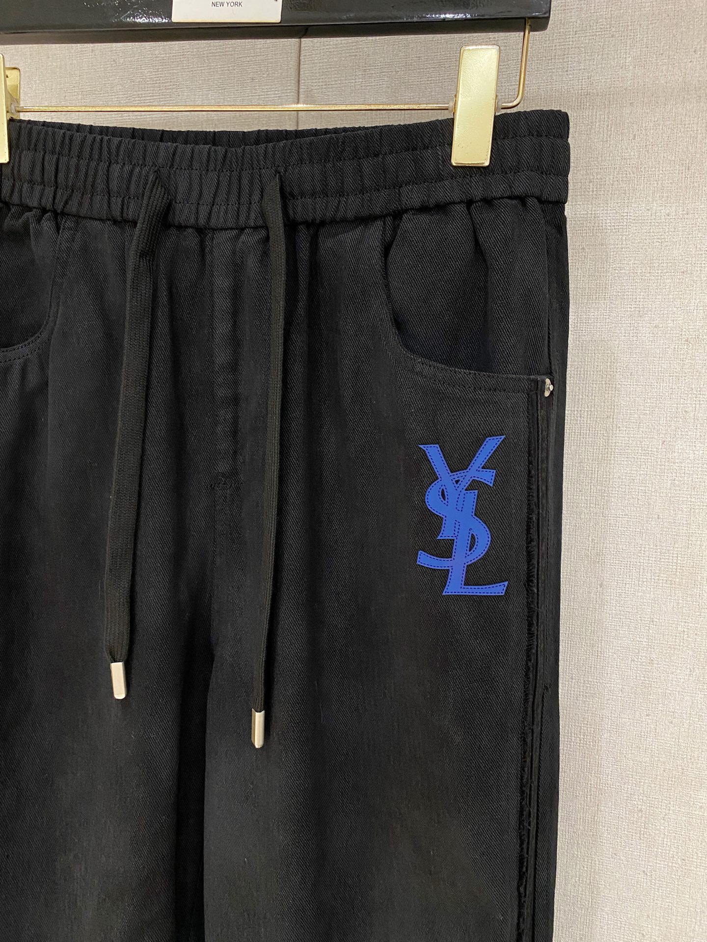 圣罗兰 2025秋冬最新休闲裤 潮人必备 版型超赞，能很好的修复各种腿型，非常个性！柔软排汗，舒适度极高