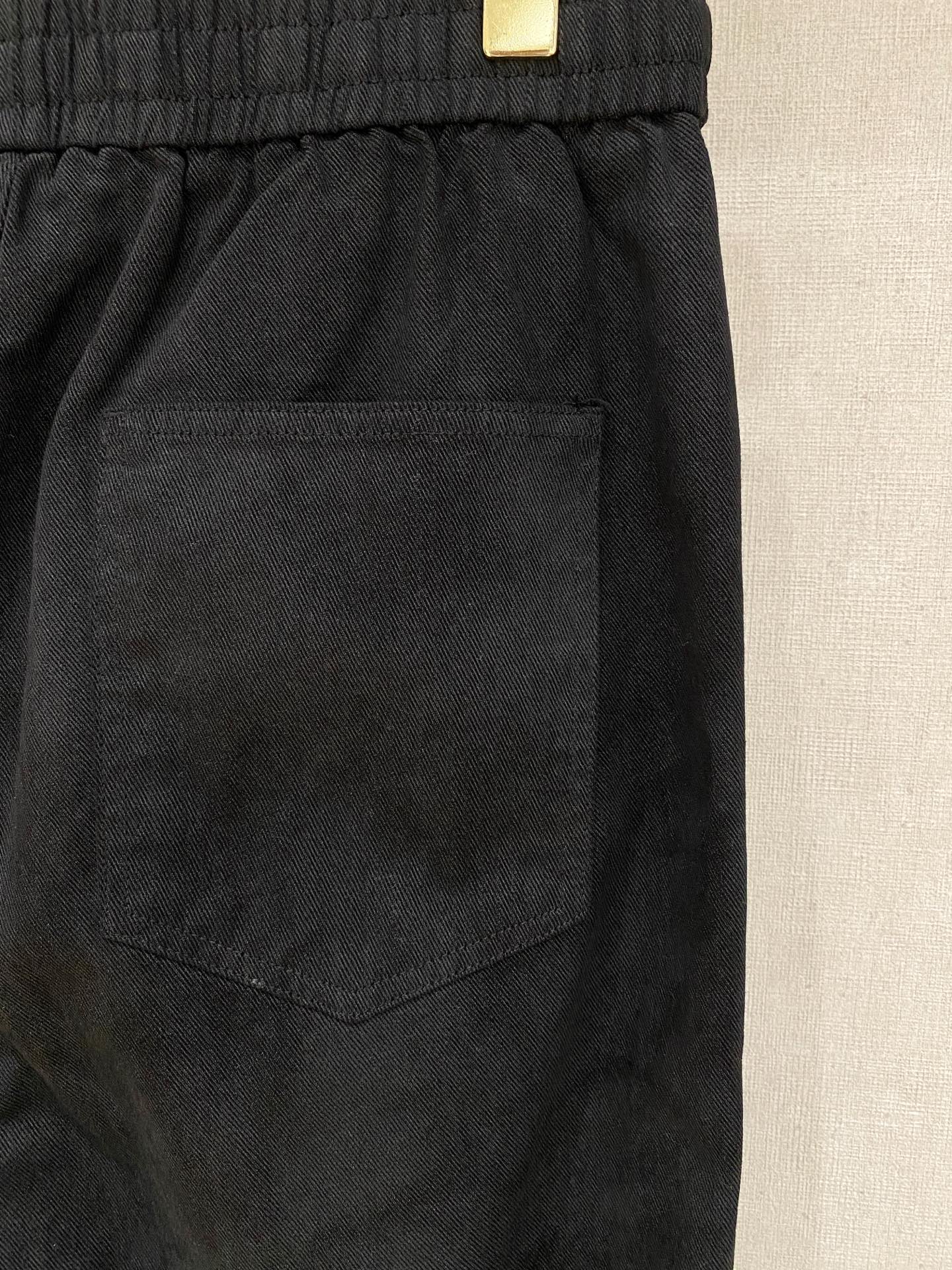 圣罗兰 2025秋冬最新休闲裤 潮人必备 版型超赞，能很好的修复各种腿型，非常个性！柔软排汗，舒适度极高