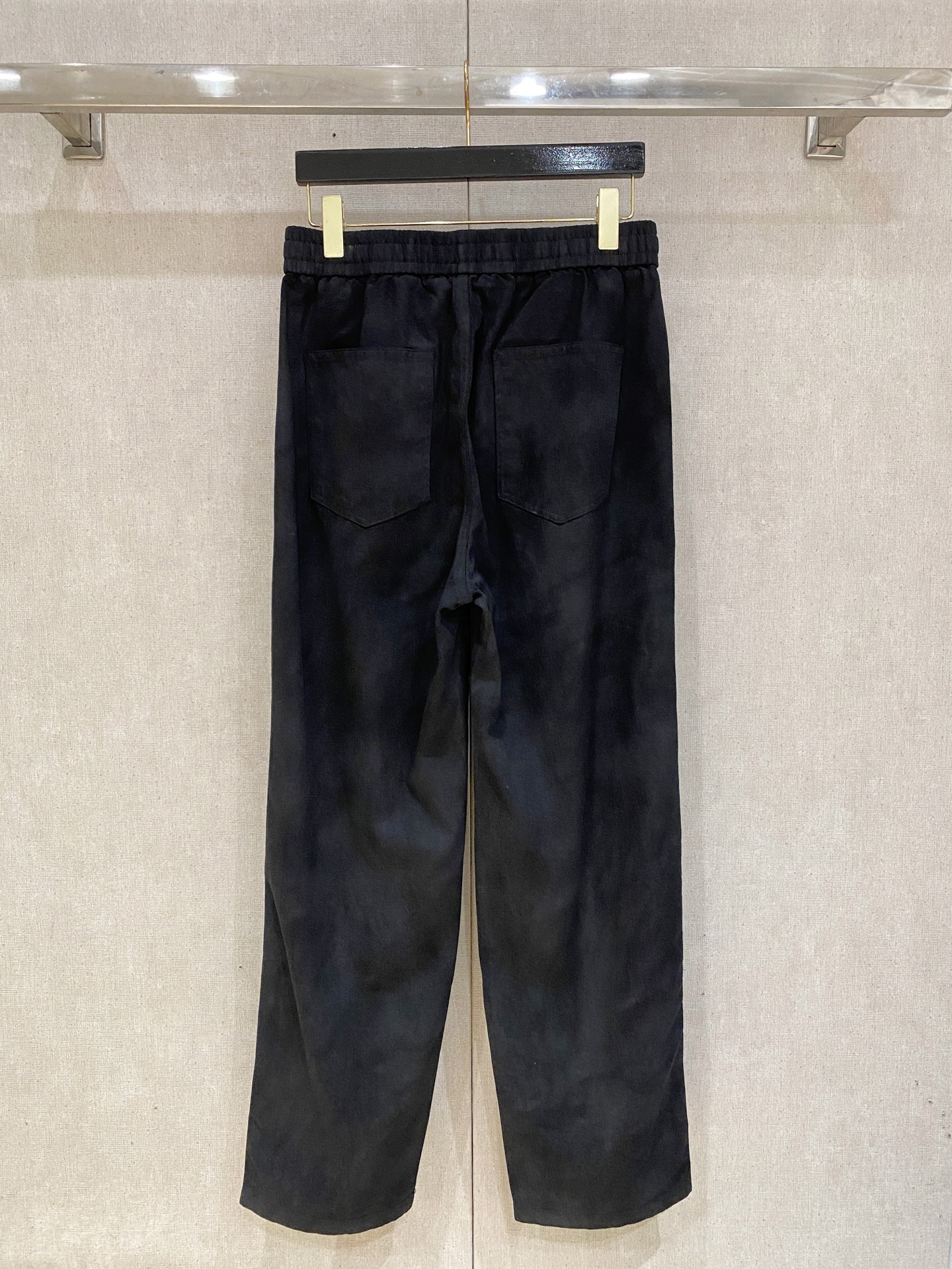 圣罗兰 2025秋冬最新休闲裤 潮人必备 版型超赞，能很好的修复各种腿型，非常个性！柔软排汗，舒适度极高