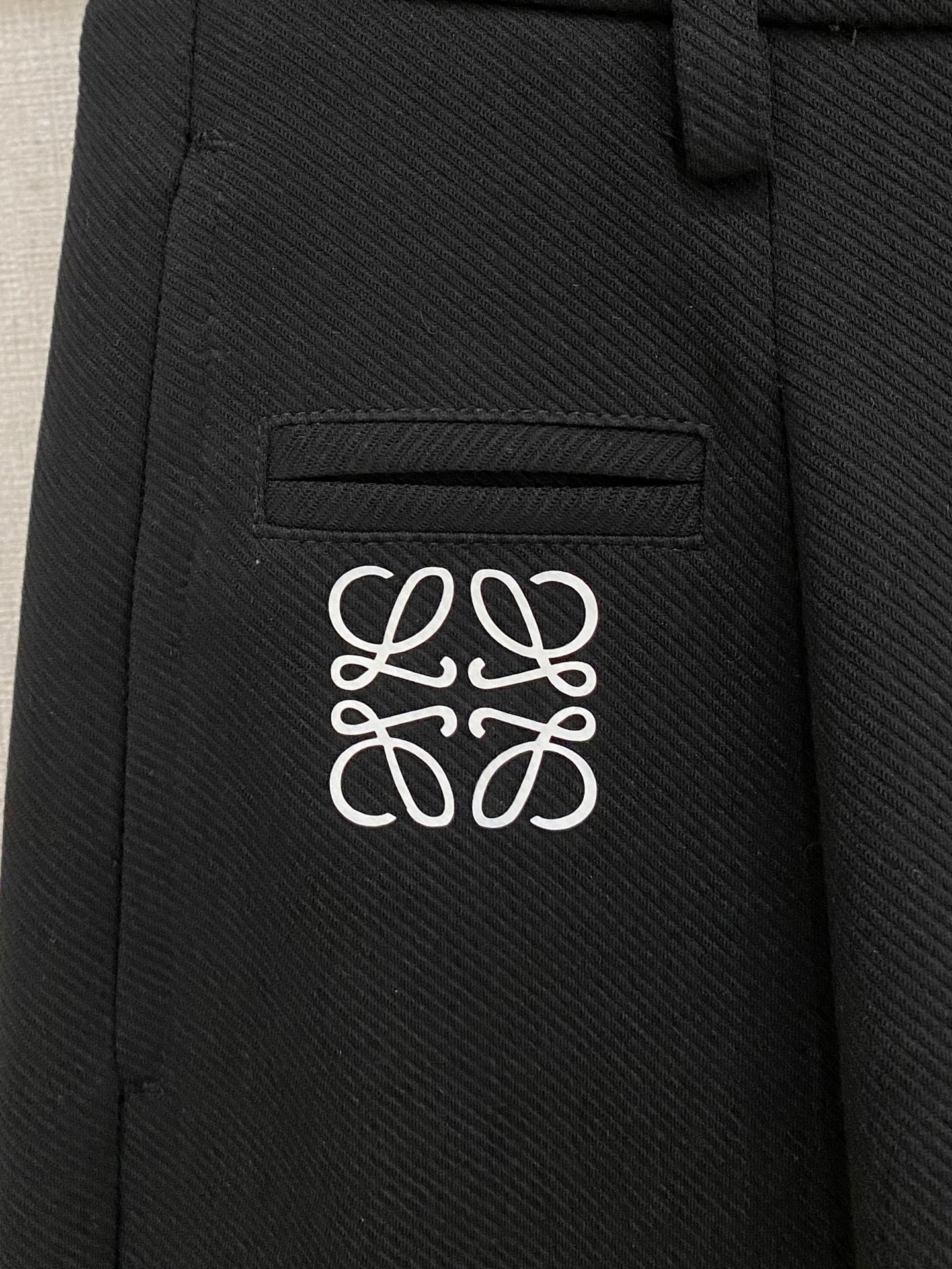 Loewe 2025秋冬最新休闲裤 潮人必备 版型超赞，能很好的修复各种腿型，非常个性！柔软排汗，舒适度