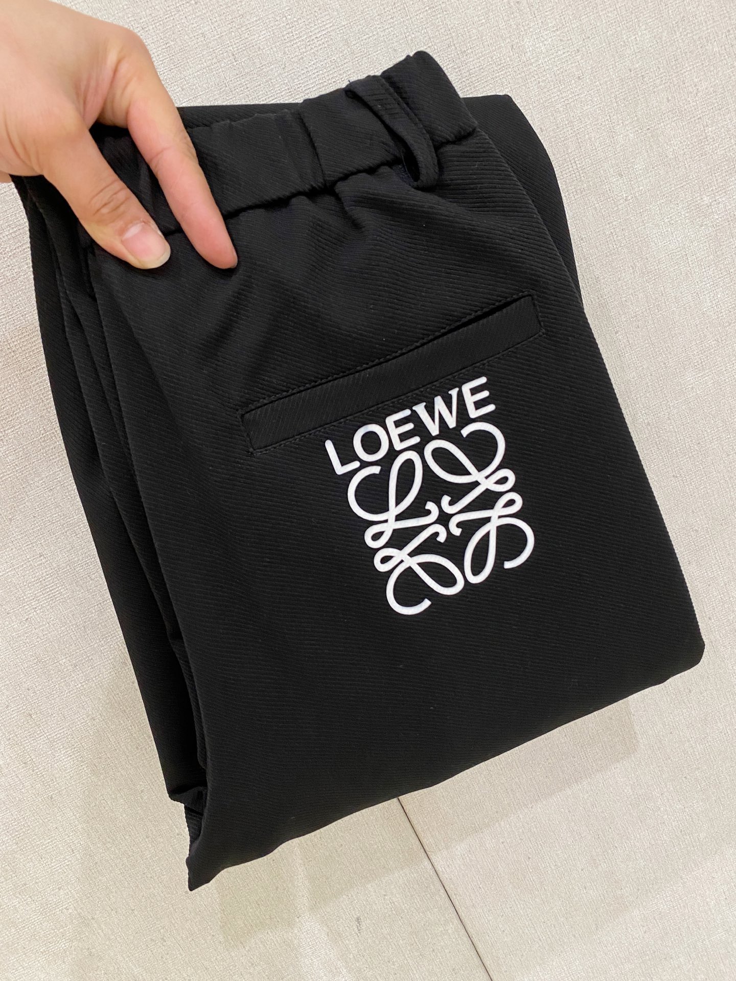 Loewe 2025秋冬最新休闲裤 潮人必备 版型超赞，能很好的修复各种腿型，非常个性！柔软排汗，舒适度