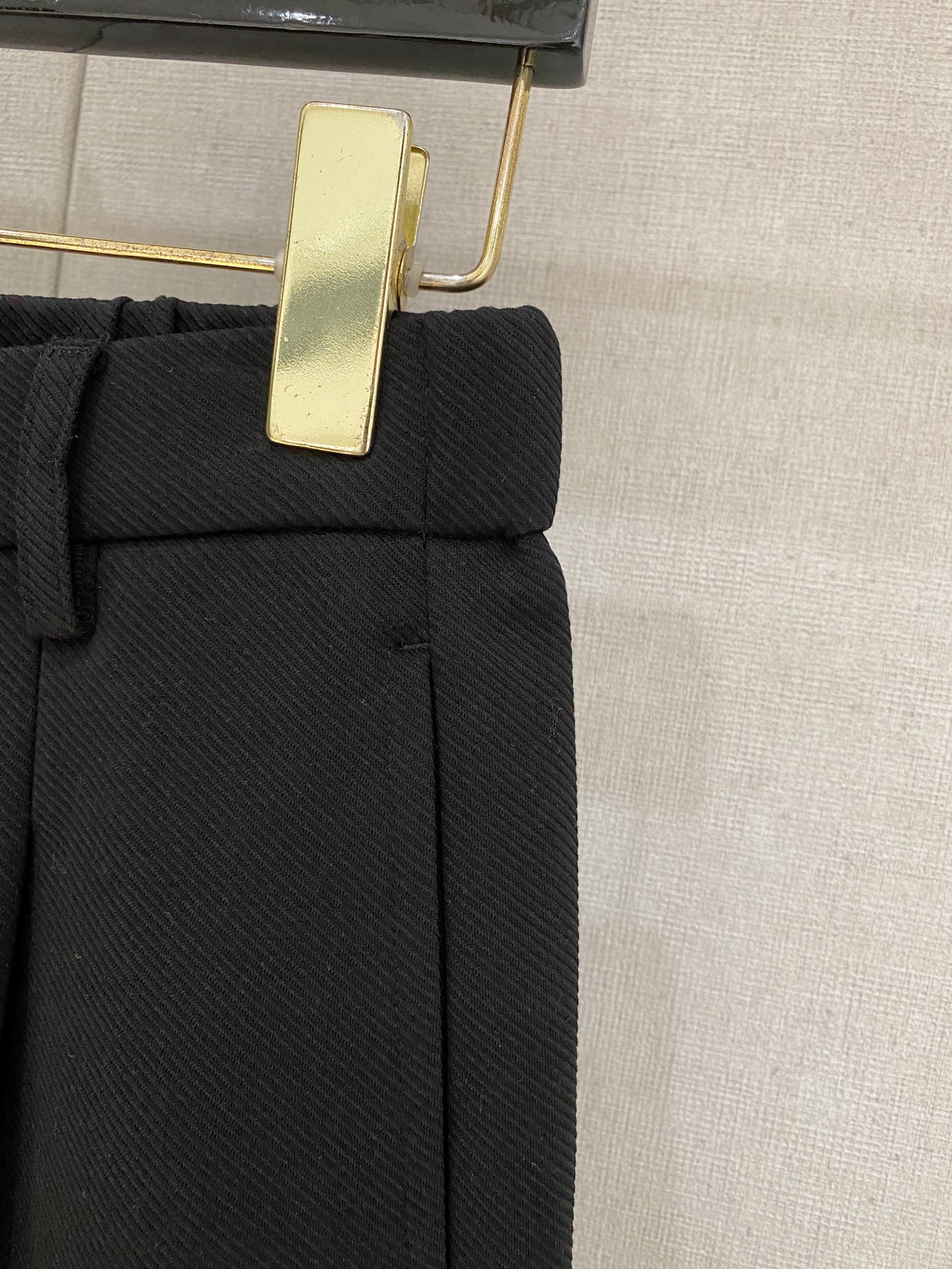 Loewe 2025秋冬最新休闲裤 潮人必备 版型超赞，能很好的修复各种腿型，非常个性！柔软排汗，舒适度