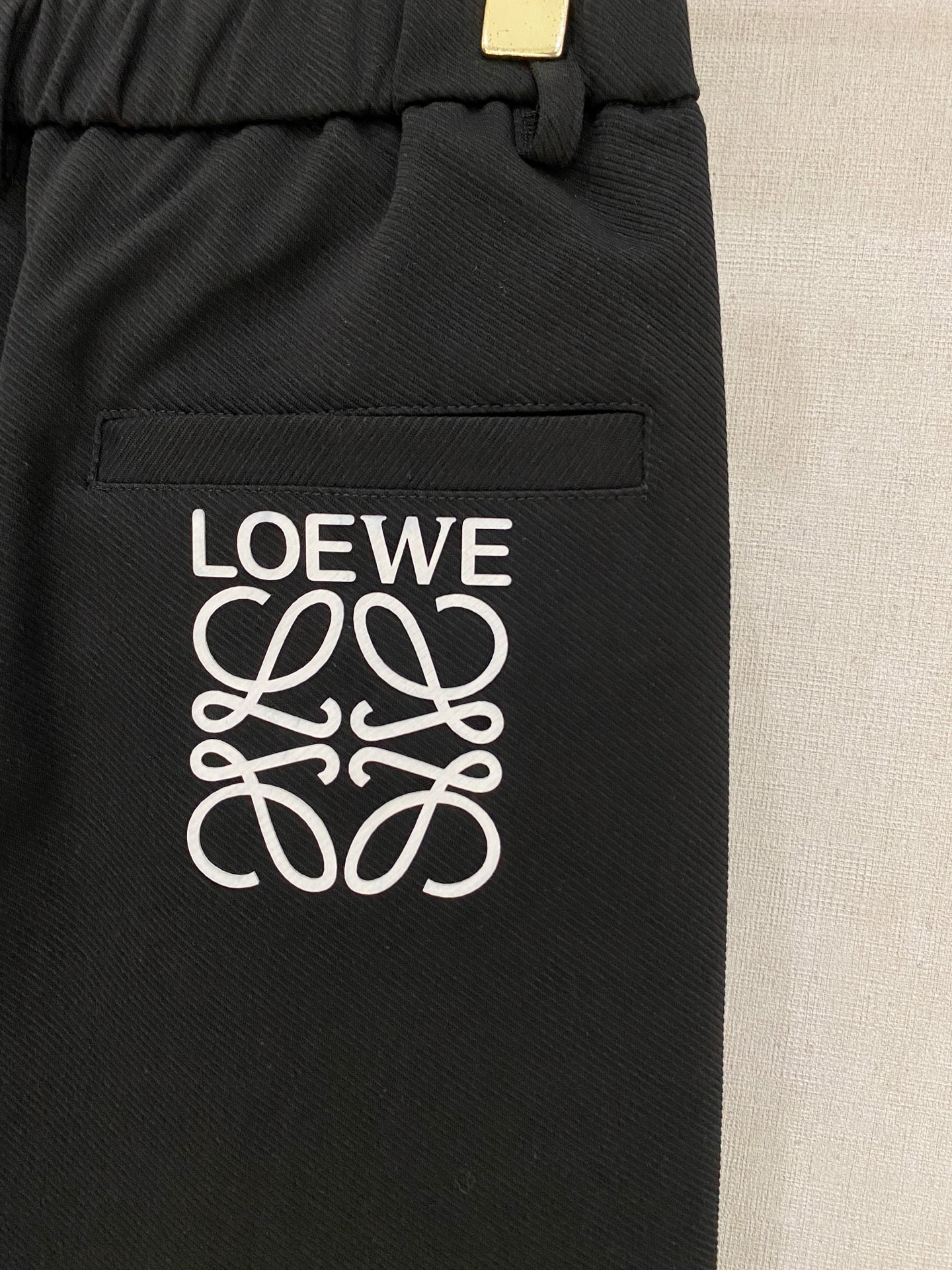Loewe 2025秋冬最新休闲裤 潮人必备 版型超赞，能很好的修复各种腿型，非常个性！柔软排汗，舒适度