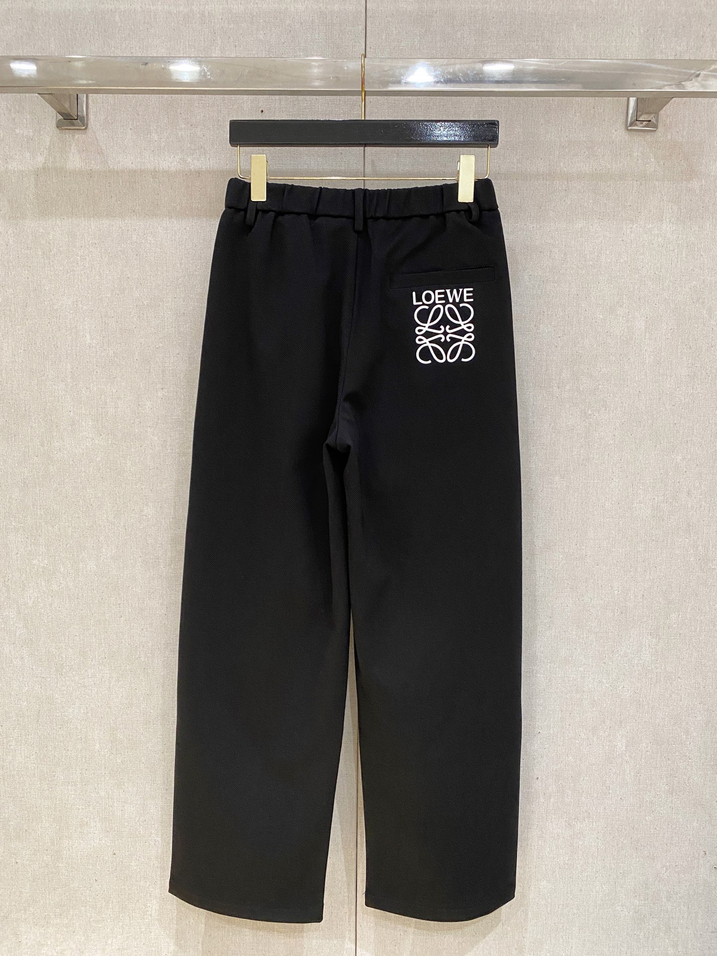 Loewe 2025秋冬最新休闲裤 潮人必备 版型超赞，能很好的修复各种腿型，非常个性！柔软排汗，舒适度