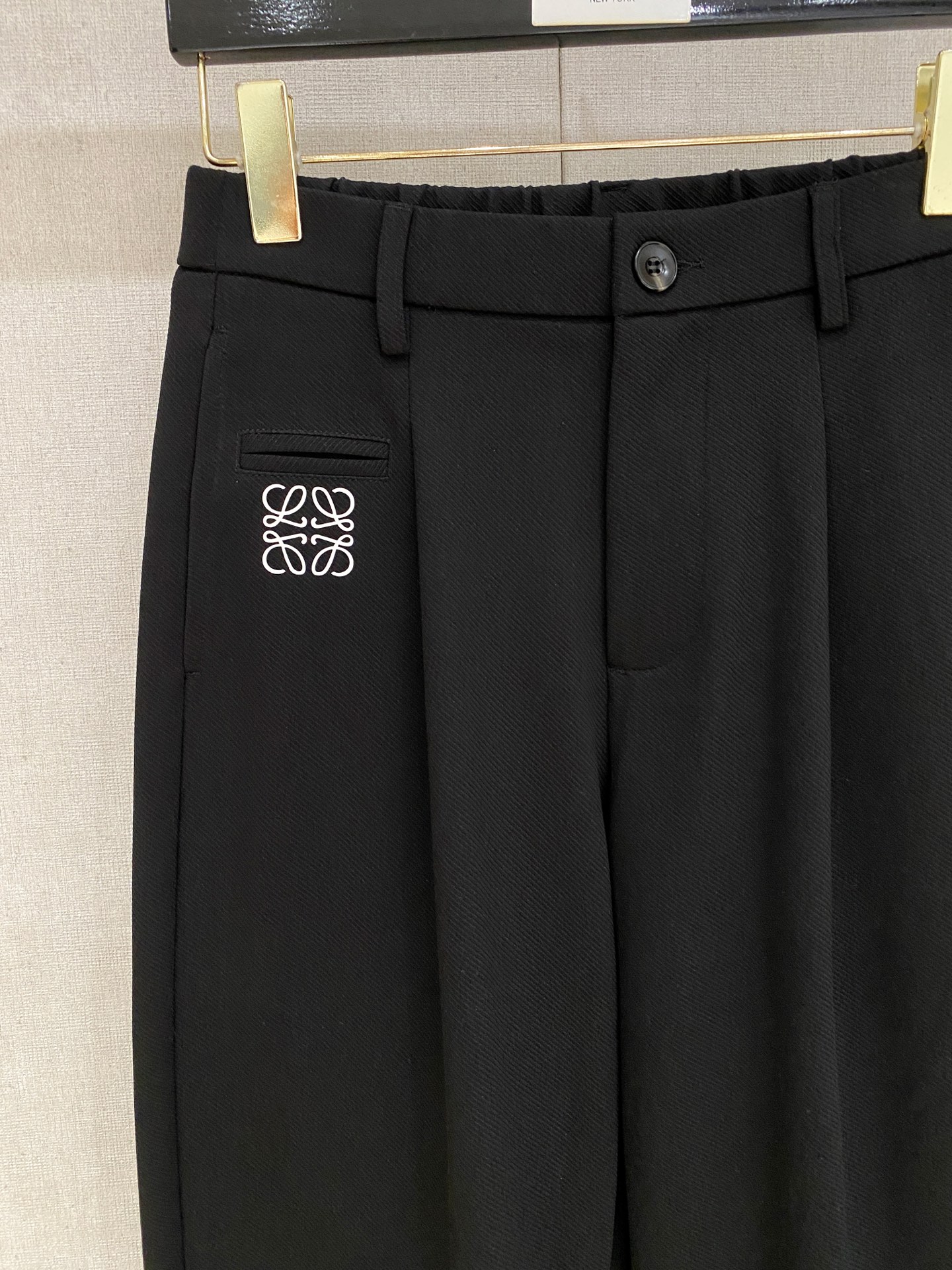 Loewe 2025秋冬最新休闲裤 潮人必备 版型超赞，能很好的修复各种腿型，非常个性！柔软排汗，舒适度