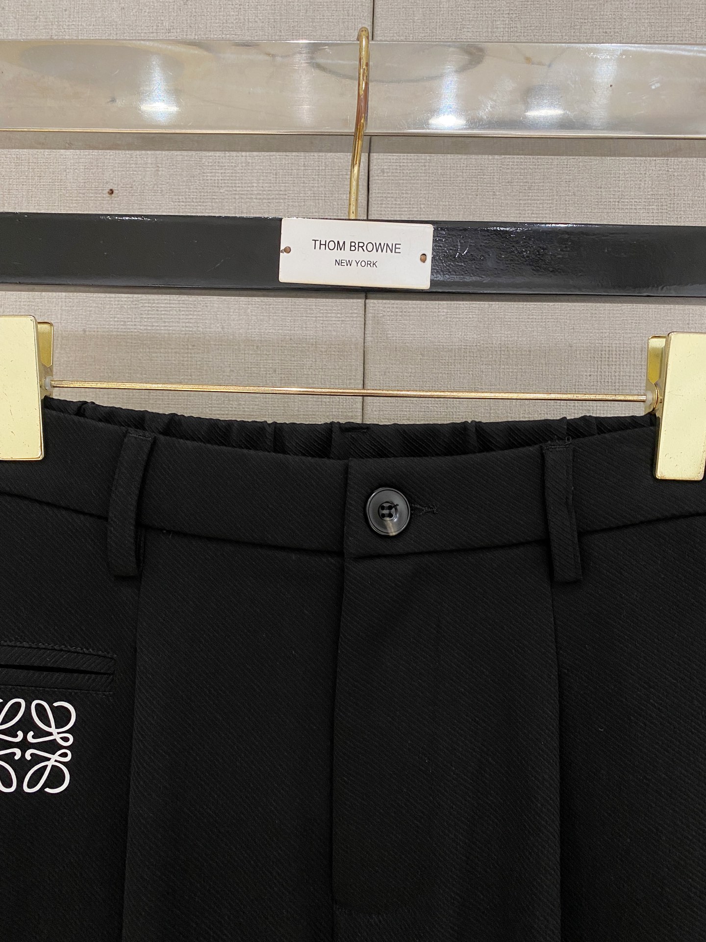 Loewe 2025秋冬最新休闲裤 潮人必备 版型超赞，能很好的修复各种腿型，非常个性！柔软排汗，舒适度