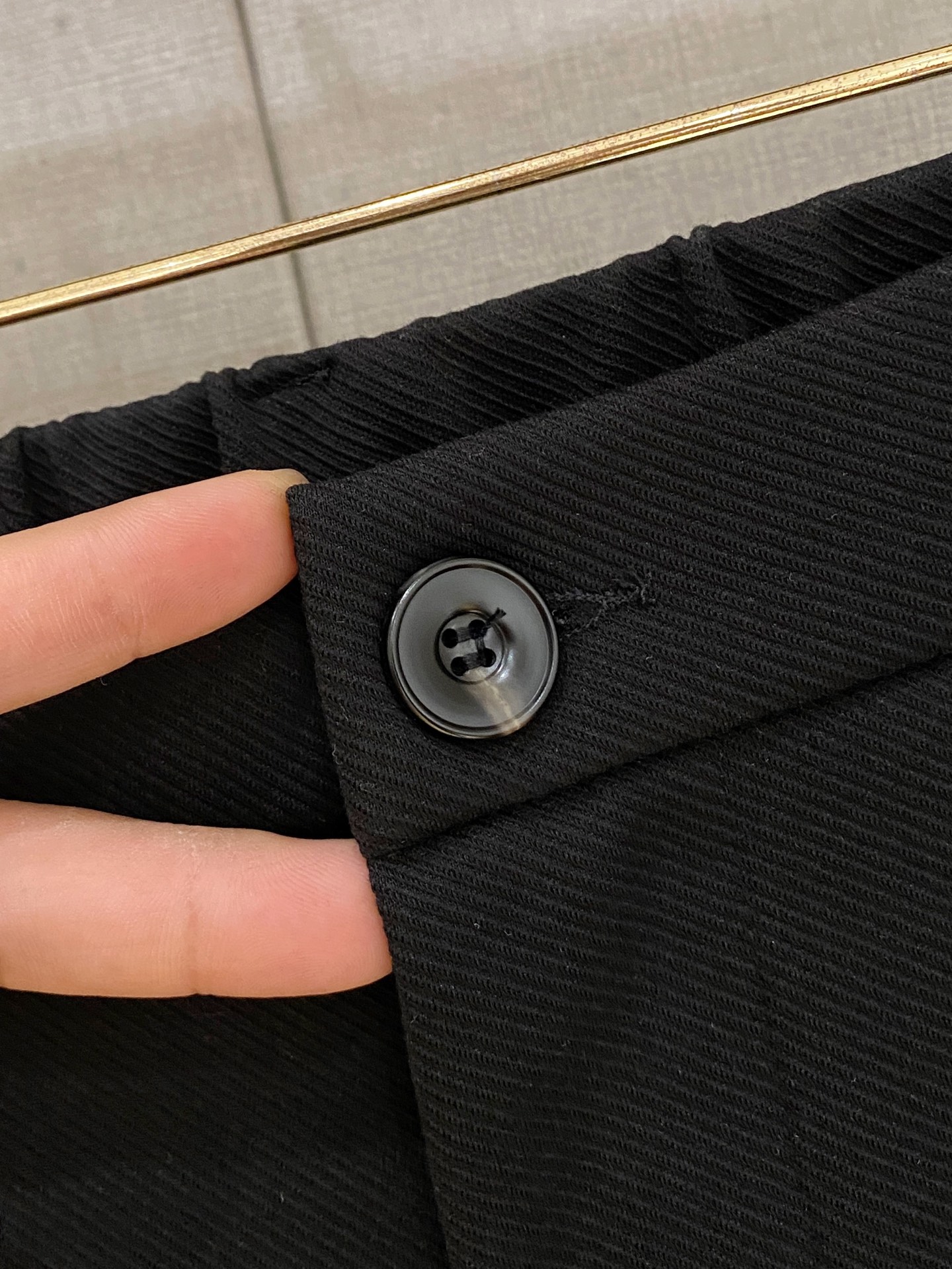 Loewe 2025秋冬最新休闲裤 潮人必备 版型超赞，能很好的修复各种腿型，非常个性！柔软排汗，舒适度