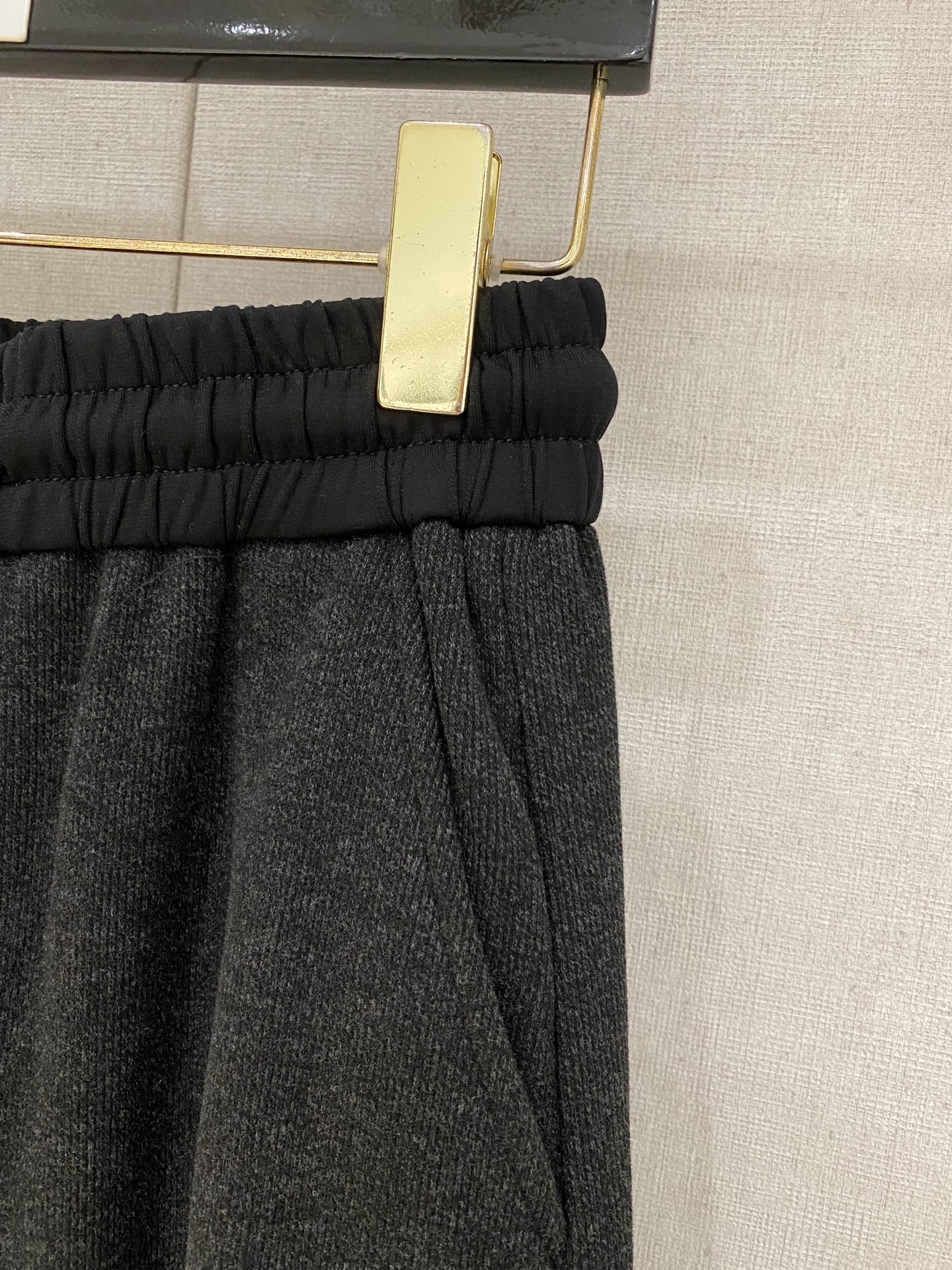 LOEW罗意威、2025SS秋冬新品时尚休闲裤，臻选优质羊毛醋酸面料打造，保暖舒适，精工密针刺绣标识，缔