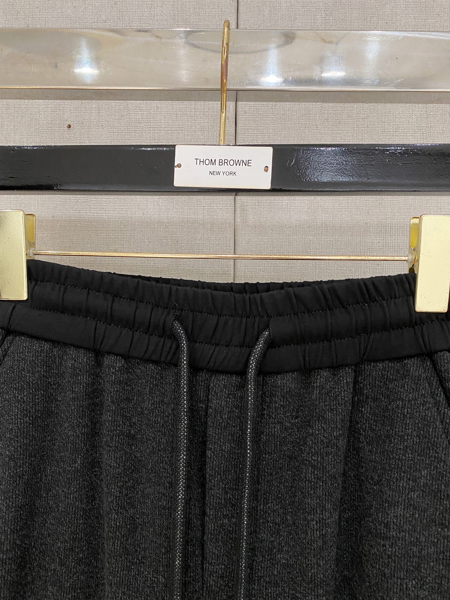 LOEW罗意威、2025SS秋冬新品时尚休闲裤，臻选优质羊毛醋酸面料打造，保暖舒适，精工密针刺绣标识，缔