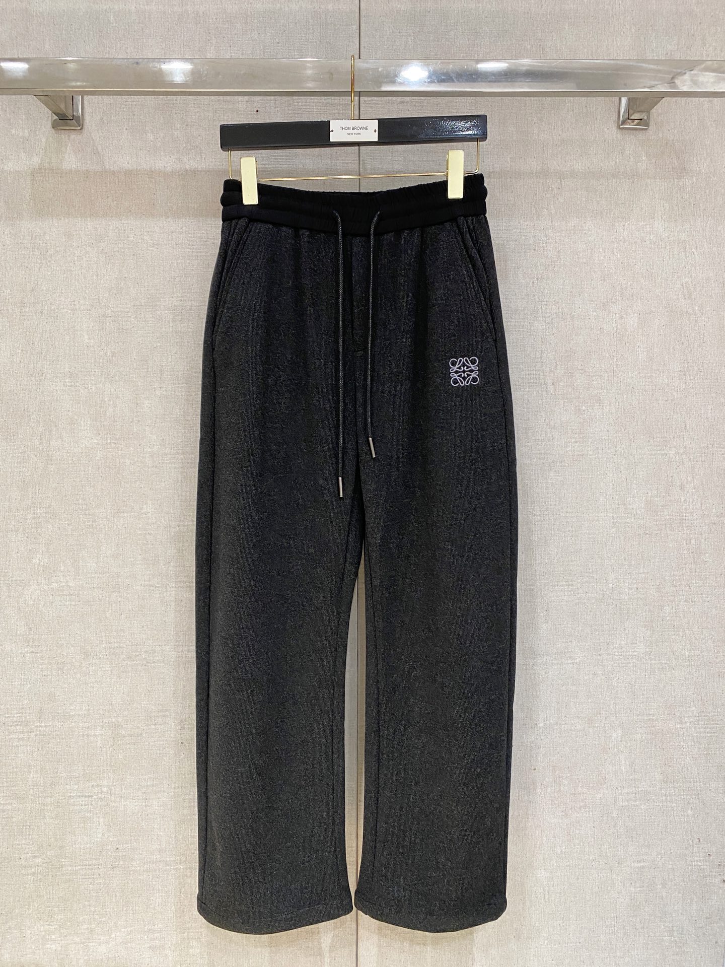 LOEW罗意威、2025SS秋冬新品时尚休闲裤，臻选优质羊毛醋酸面料打造，保暖舒适，精工密针刺绣标识，缔