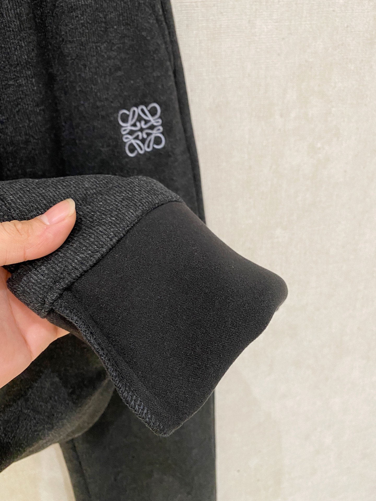 LOEW罗意威、2025SS秋冬新品时尚休闲裤，臻选优质羊毛醋酸面料打造，保暖舒适，精工密针刺绣标识，缔