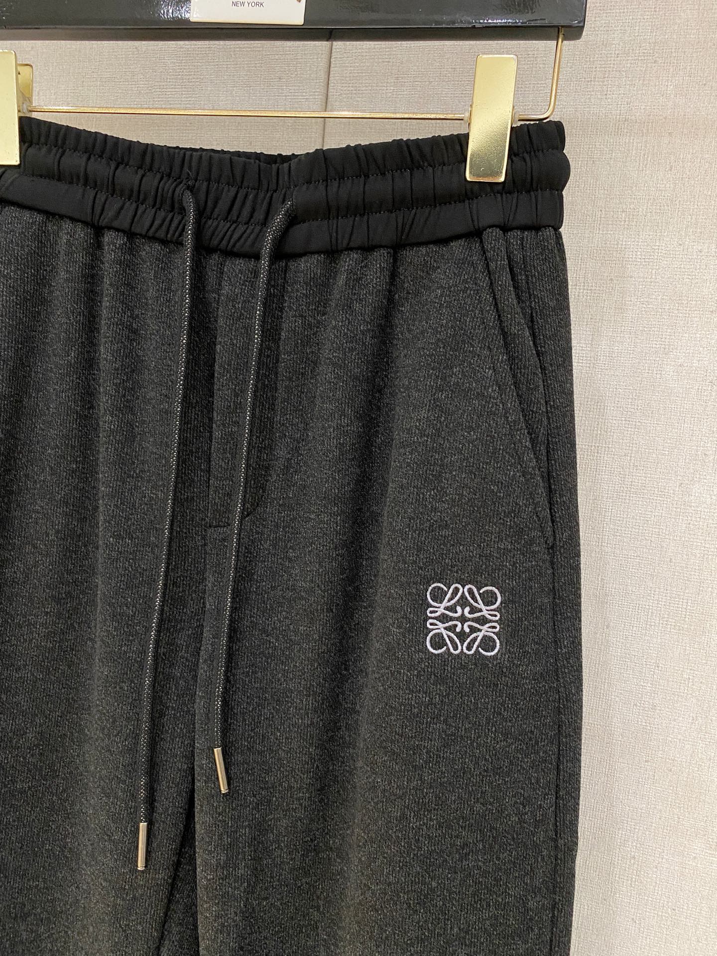 LOEW罗意威、2025SS秋冬新品时尚休闲裤，臻选优质羊毛醋酸面料打造，保暖舒适，精工密针刺绣标识，缔