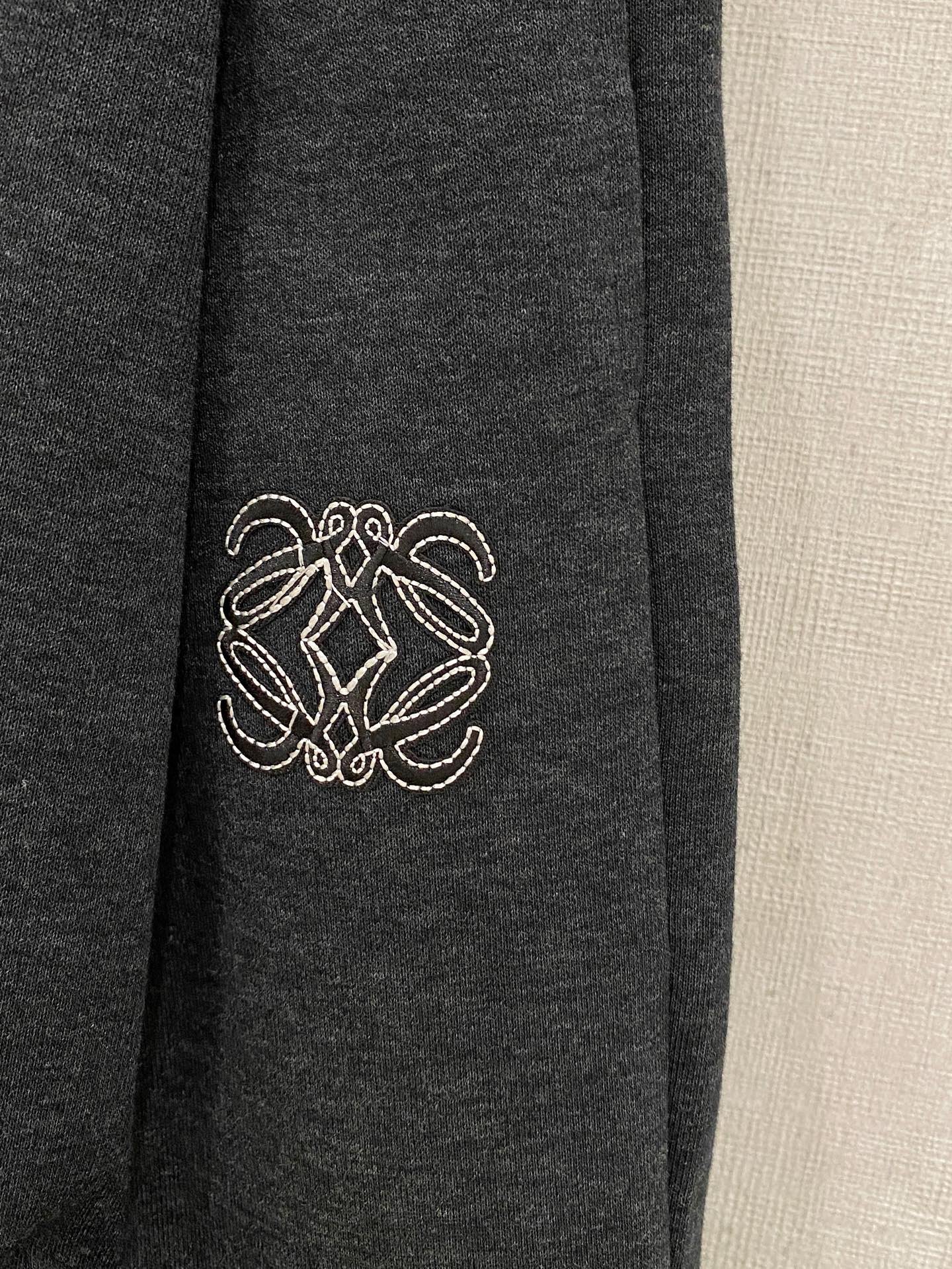 Loewe 2025秋冬最新休闲裤 潮人必备 版型超赞，能很好的修复各种腿型，非常个性！柔软排汗，舒适度