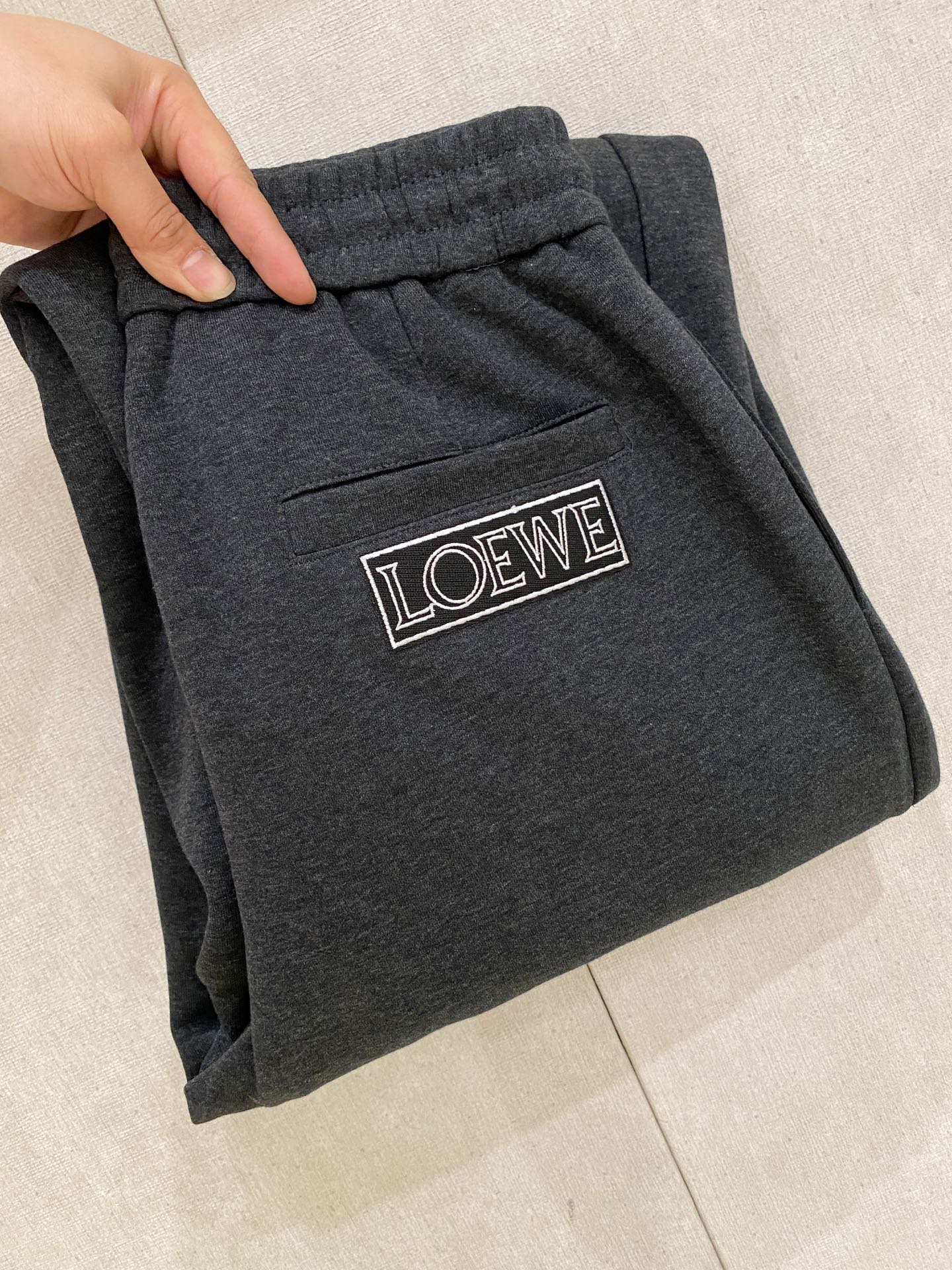 NO:612301,Loewe's latest casual pants for autumn and winter 2025 are a must-have for fashionistas. They have a great shape and can well repair various leg shapes. They are very personalized!  Soft and sweat-wicking, extremely comfortable. The waistband of the trouser legs is customized with elastic elastic bands and original accessories details. The upper body is sporty, casual and fashionable, a must-have for leisure and travel. Sizes 29-36, loewe, alexander wang19860909Loewe 2025秋冬最新休闲裤 潮人必备 版型超赞,能很好的修复各种腿型,非常个性！柔软排汗,舒适度极高.裤腿腰部订制松紧橡筋、原版辅料细节.上身运动休闲时尚,出街休闲、外出旅游必备. 尺码29-36,,loewe,alexander wang,Men's clothing