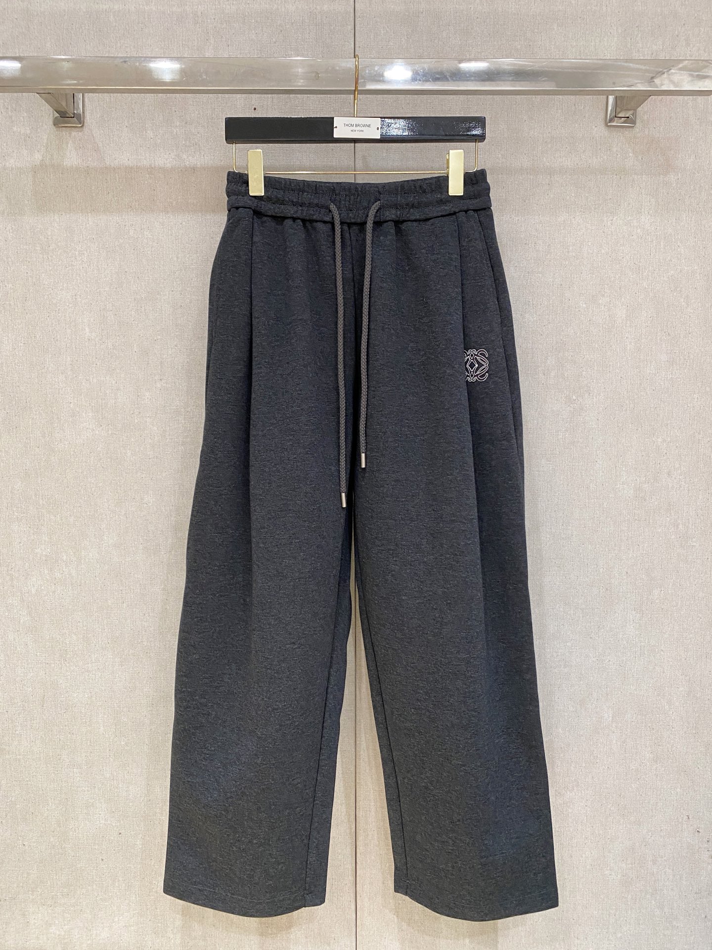 Loewe 2025秋冬最新休闲裤 潮人必备 版型超赞，能很好的修复各种腿型，非常个性！柔软排汗，舒适度