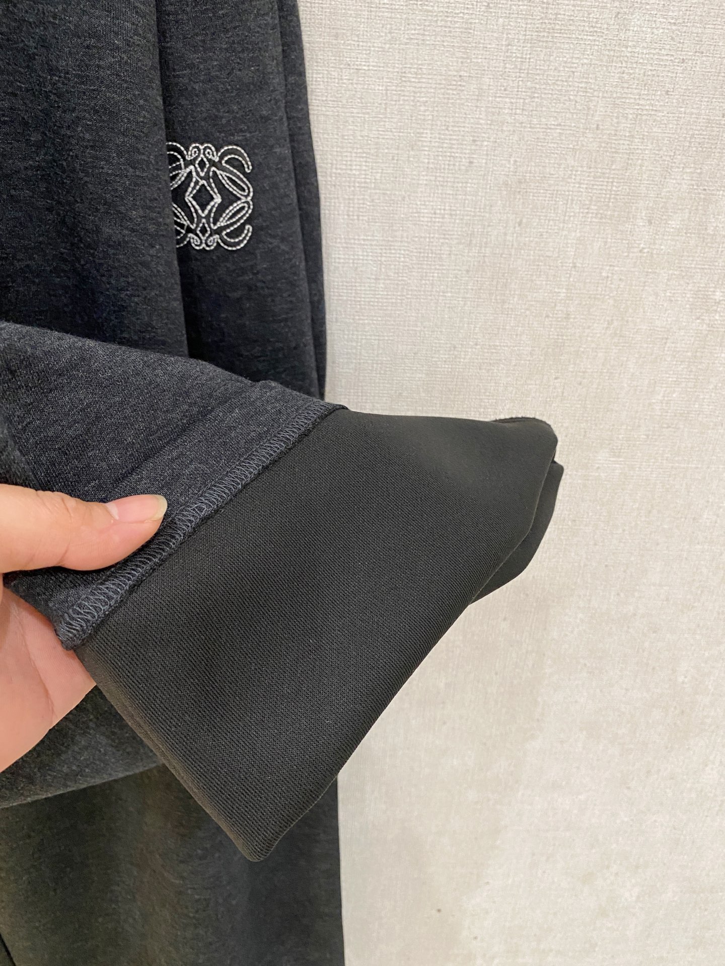 Loewe 2025秋冬最新休闲裤 潮人必备 版型超赞，能很好的修复各种腿型，非常个性！柔软排汗，舒适度