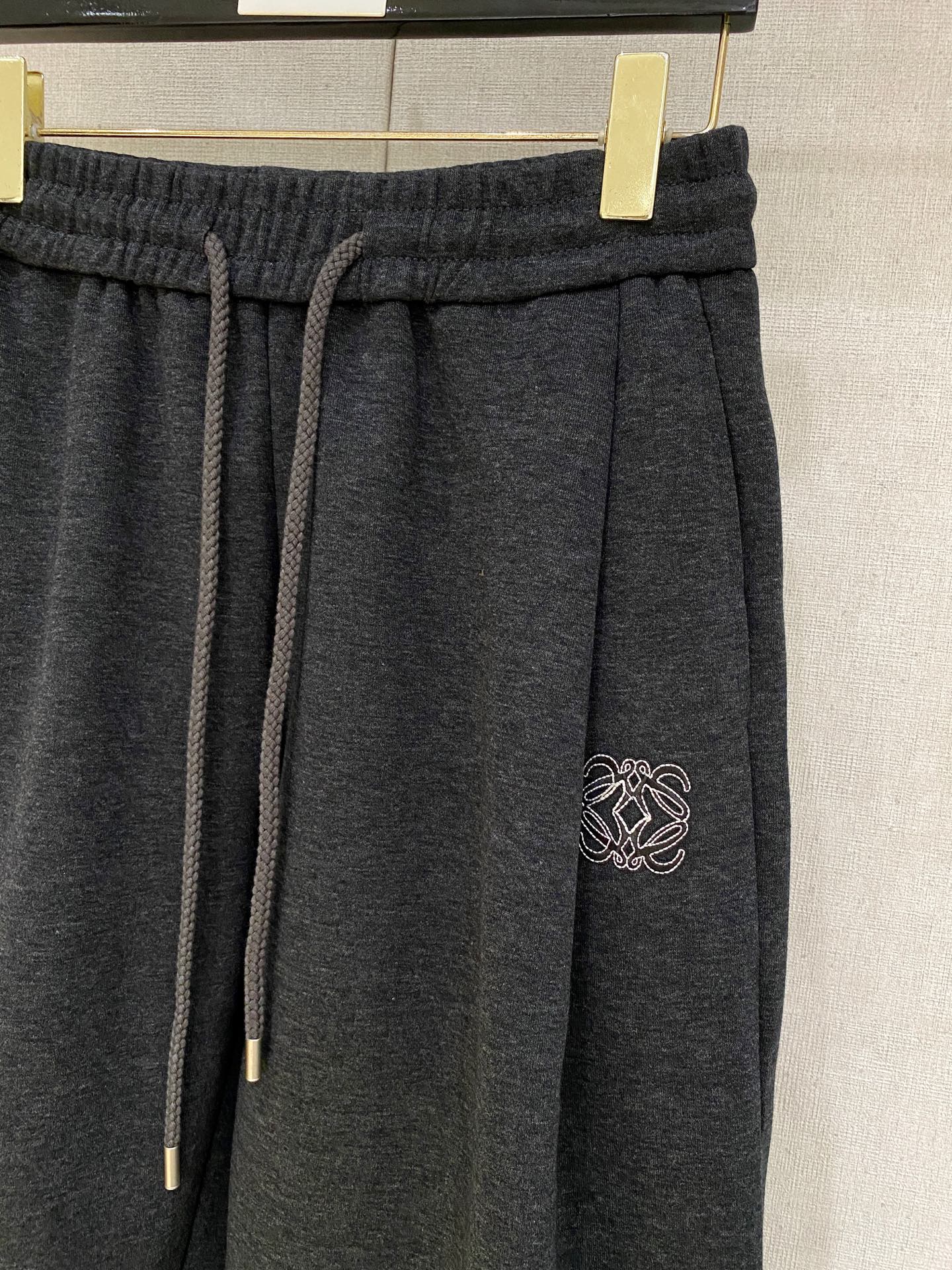 Loewe 2025秋冬最新休闲裤 潮人必备 版型超赞，能很好的修复各种腿型，非常个性！柔软排汗，舒适度