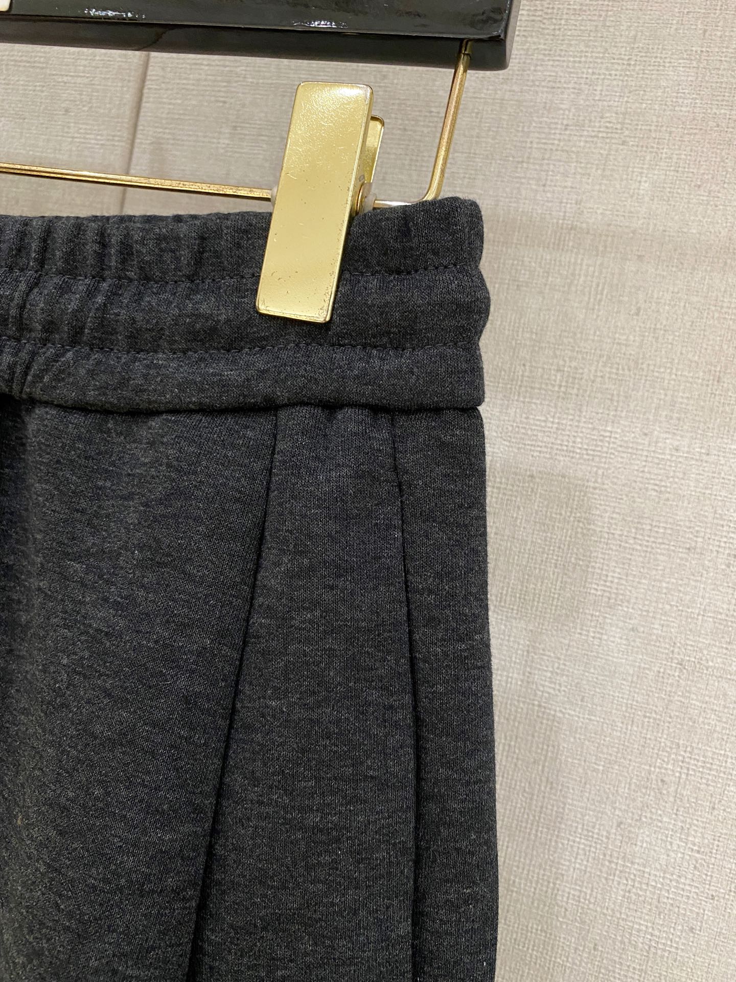 Loewe 2025秋冬最新休闲裤 潮人必备 版型超赞，能很好的修复各种腿型，非常个性！柔软排汗，舒适度