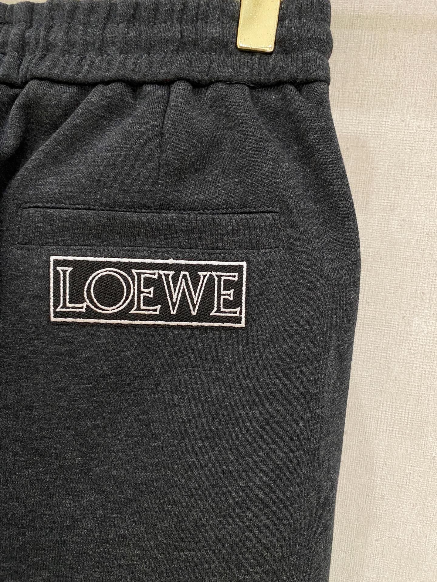 Loewe 2025秋冬最新休闲裤 潮人必备 版型超赞，能很好的修复各种腿型，非常个性！柔软排汗，舒适度