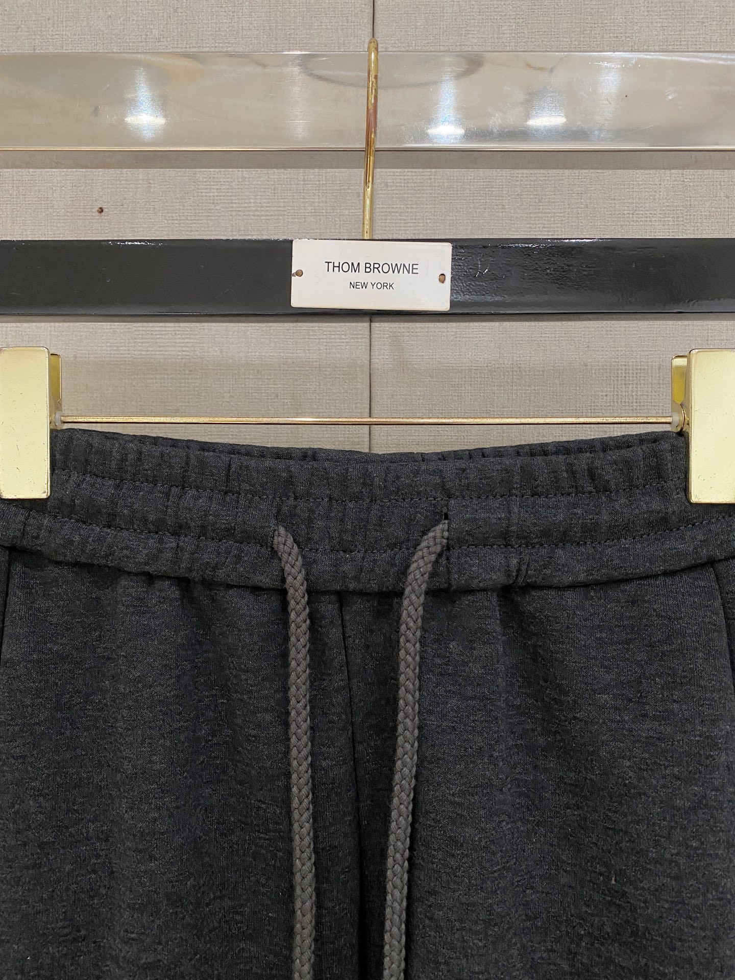 Loewe 2025秋冬最新休闲裤 潮人必备 版型超赞，能很好的修复各种腿型，非常个性！柔软排汗，舒适度