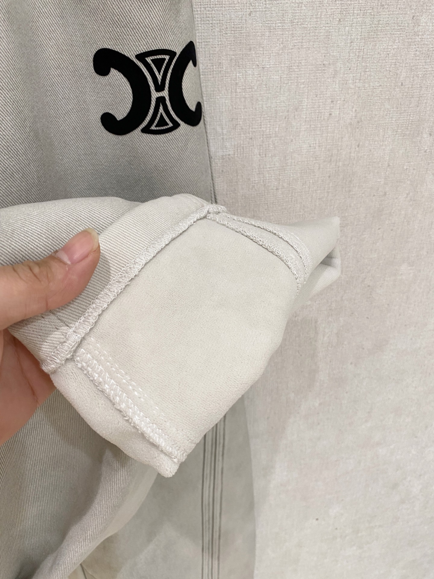 Celine 2025秋冬最新系列男士加厚休闲裤！内里加绒，非常保暖，北方的宝子们赶紧备上！采用客供弹力