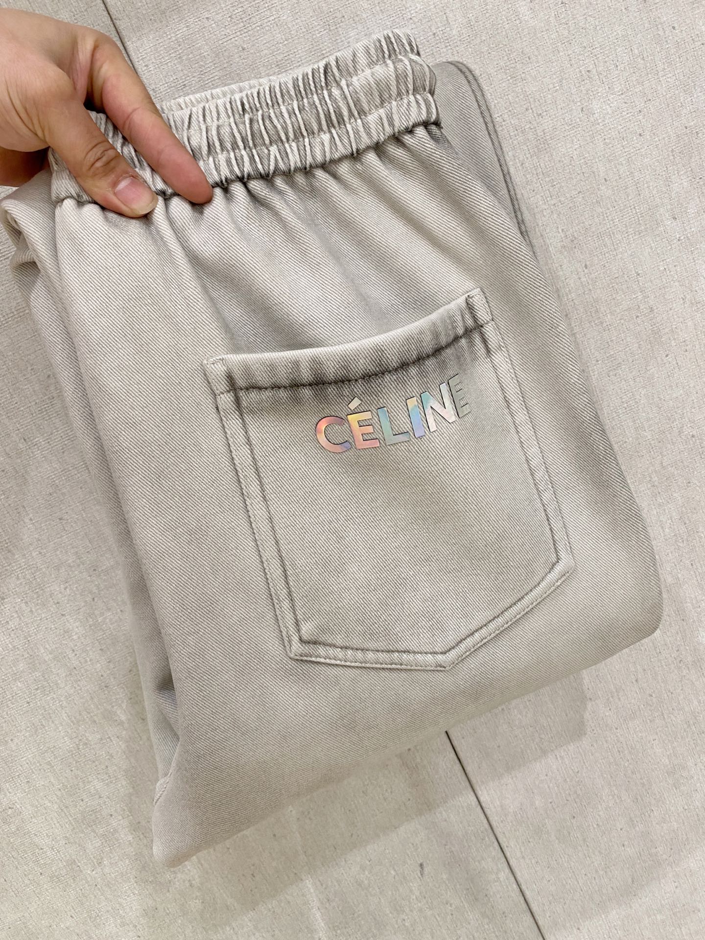 NO:612283,Celine 2025 autumn and winter latest series of men's thickened casual pants!  It's lined with velvet and is very warm, so those in the north should quickly prepare it!  Made of customer-supplied elastic soft cotton material, soft and delicate, and feels great!  The brand style is clear at a glance!  Minimalist design, no extra exaggerated elements to declare victory, fine details, original custom-made hardware accessories, just the right thickness, easy to control in all weathers, classic color upper body, very energetic, multiple styles of wear, casual business, daily life, fashion trends can be controlled!  The overall style and fashion sense are extremely outstanding, bringing extraordinary clothing taste!  Size M-XXXL,,celine,alexander wang19860909Celine 2025秋冬最新系列男士加厚休闲裤！ 内里加绒,非常保暖,北方的宝子们赶紧备上！ 采用客供弹力柔棉材质,柔软细腻,手感绝佳！品牌格调一览无余！极简主义设计,没有多余浮夸的元素来宣兵夺主,细节做工精细,五金配件原版定制,厚薄程度也是恰到好处,轻松驾驭各种天气,经典颜色上身很显精气神,多种风格穿搭,休闲商务、日常生活、时尚潮流均可驾驭！整体不论是档次还是时尚感都是极为出色的,带来非凡的衣着品味！ 尺码M-XXXL,,celine,alexander wang,Men's clothing