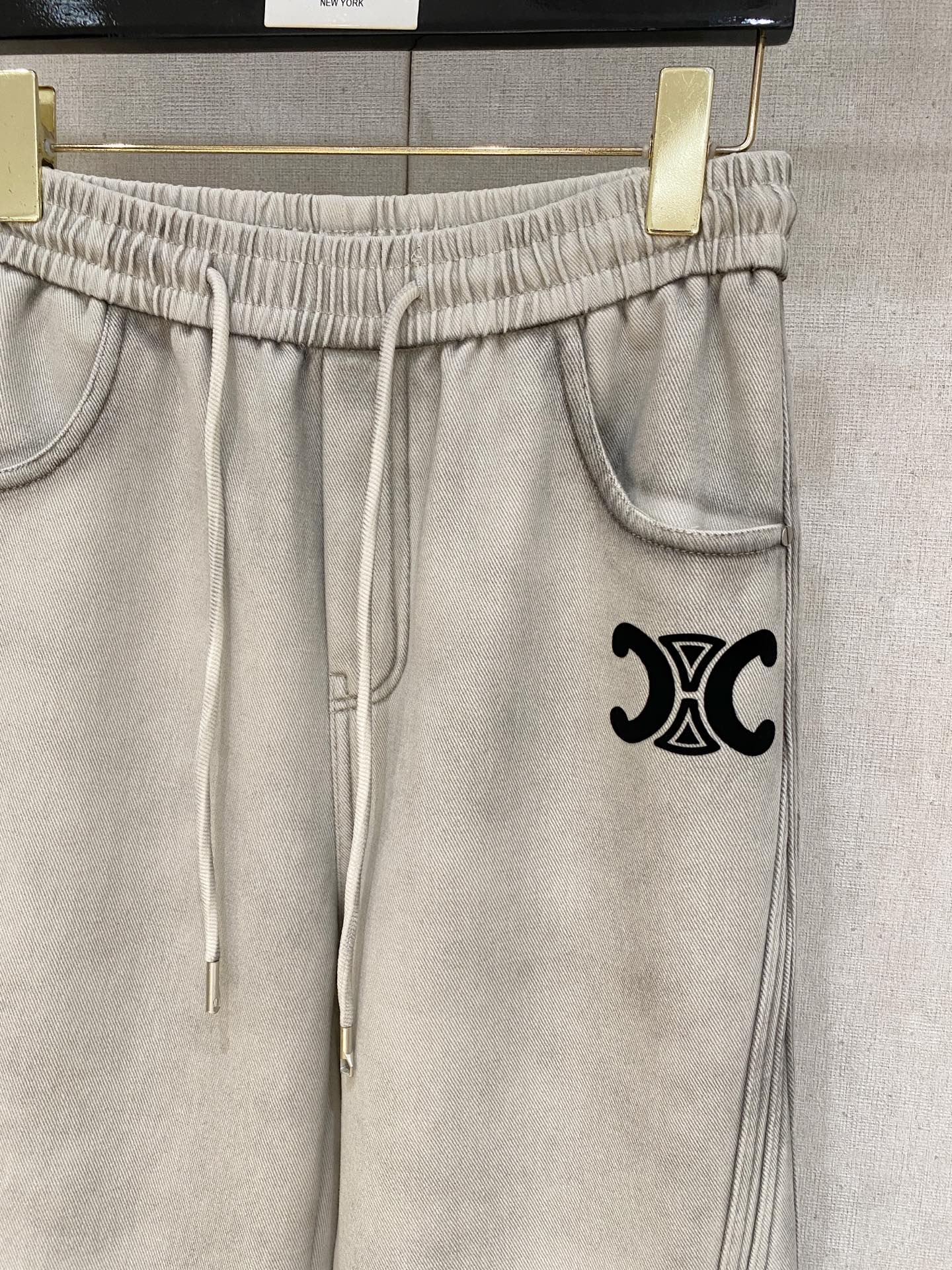 Celine 2025秋冬最新系列男士加厚休闲裤！内里加绒，非常保暖，北方的宝子们赶紧备上！采用客供弹力