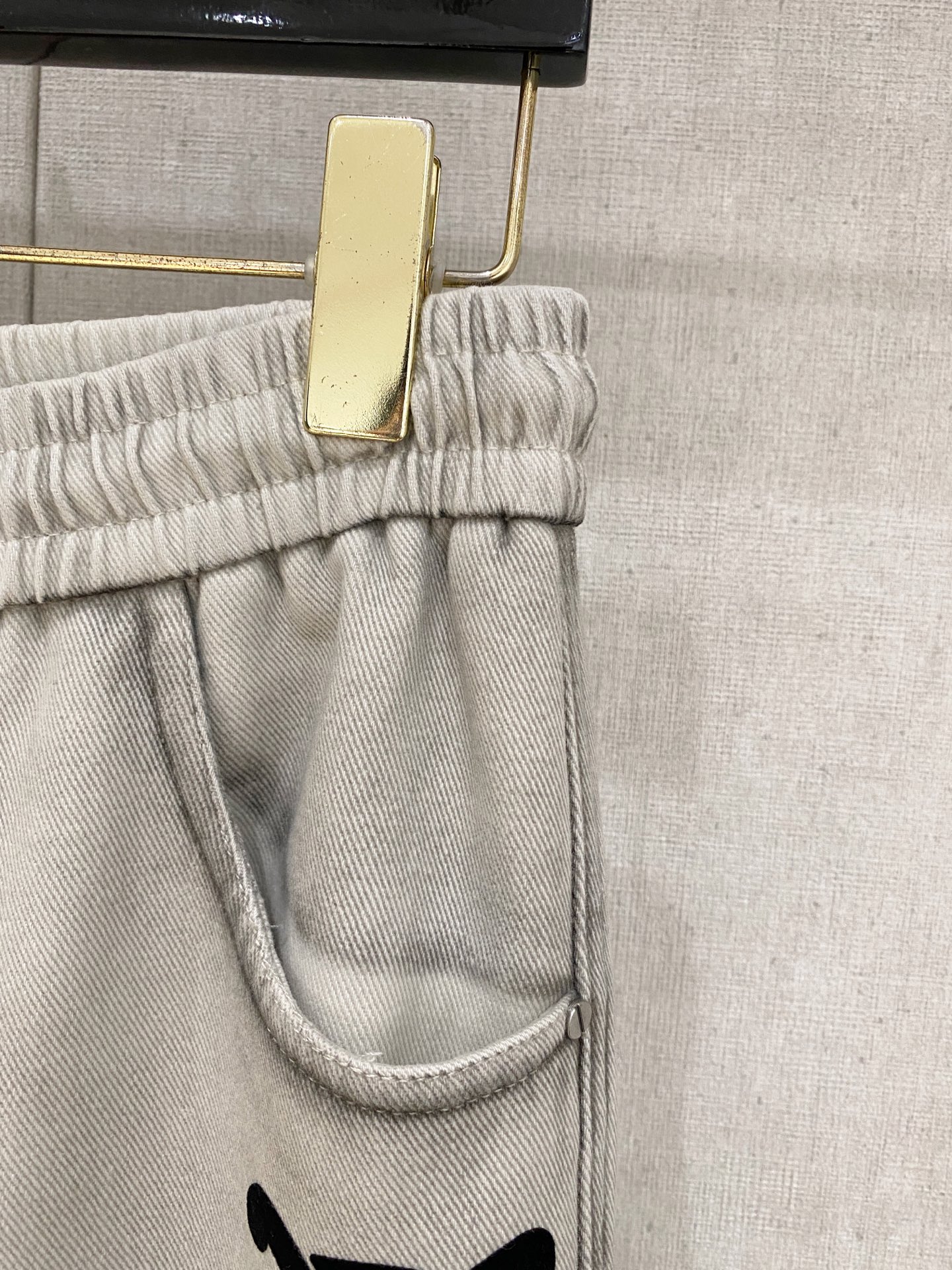 Celine 2025秋冬最新系列男士加厚休闲裤！内里加绒，非常保暖，北方的宝子们赶紧备上！采用客供弹力