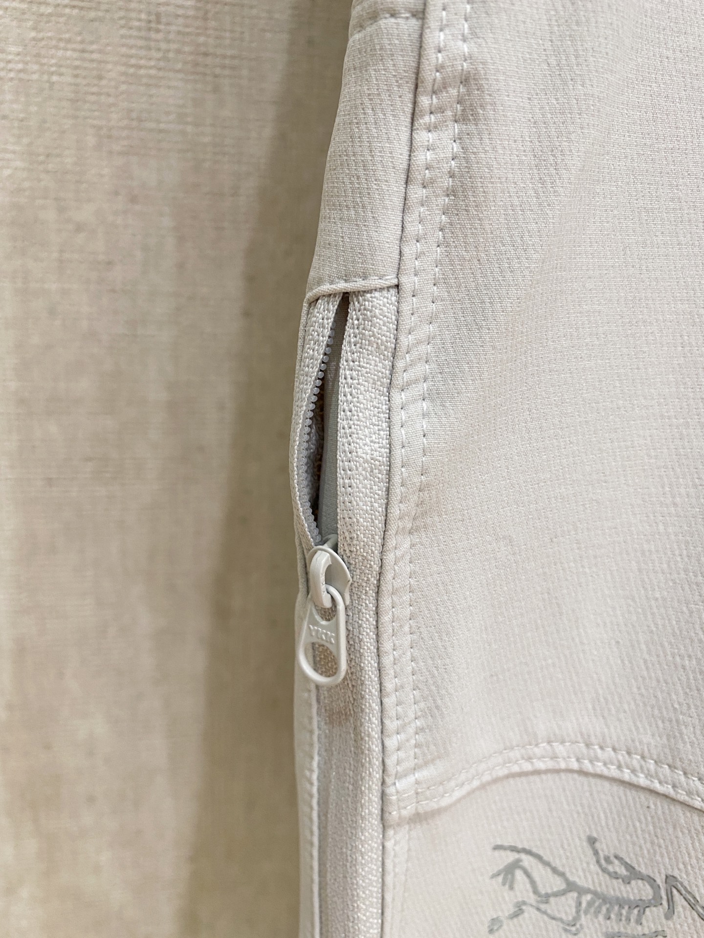 始祖鸟 男士休闲裤👍速干面料休闲裤，最新款上身版型无敌正！绝对可以闭眼收的一款此款裤子非常百搭，弹力腰围