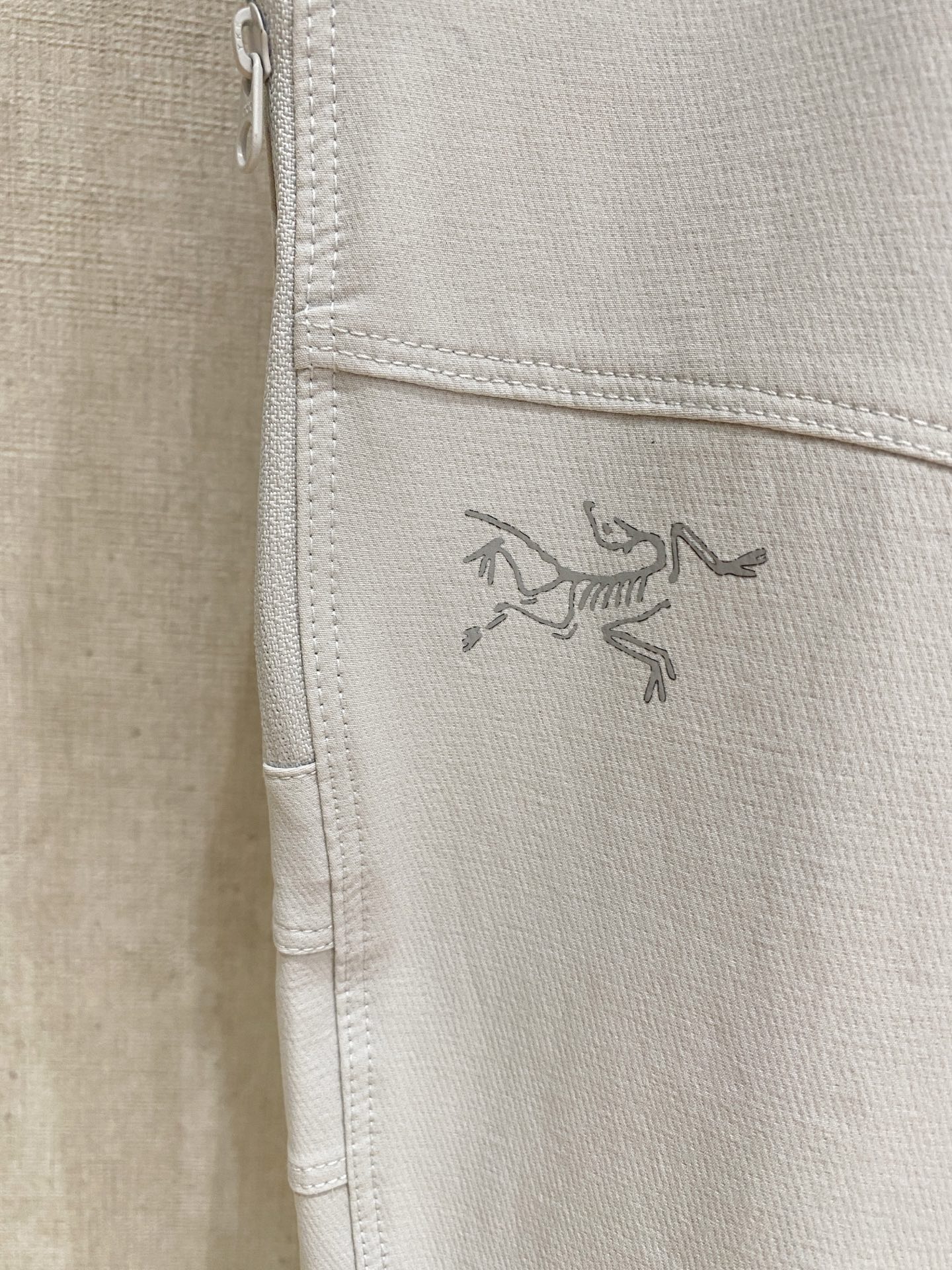 始祖鸟 男士休闲裤👍速干面料休闲裤，最新款上身版型无敌正！绝对可以闭眼收的一款此款裤子非常百搭，弹力腰围