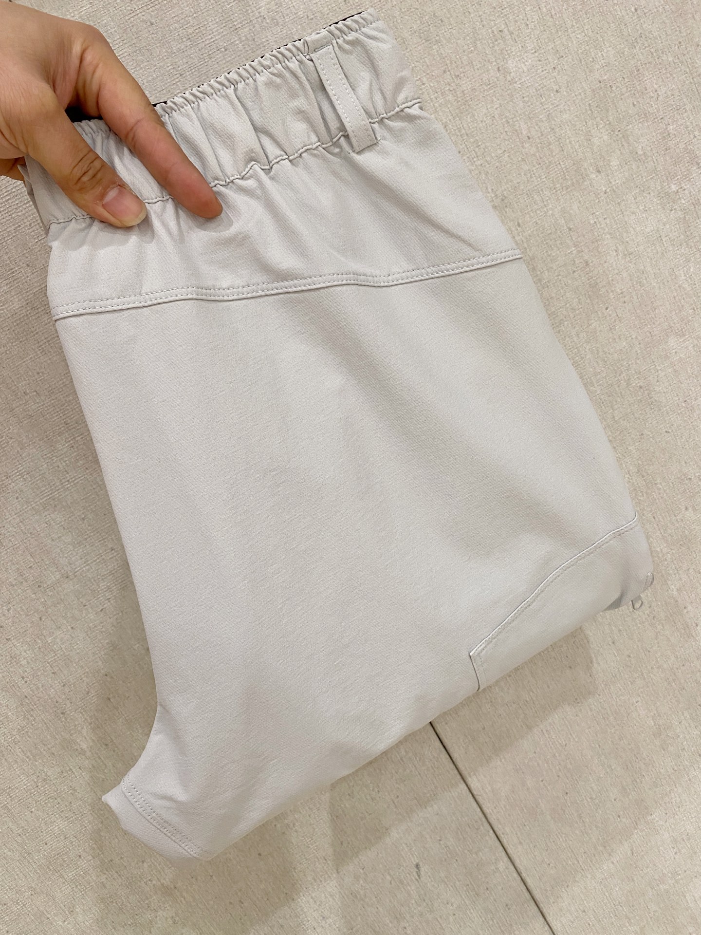 NO:612273,Arc'teryx men's casual pants, quick-drying fabric casual pants, the latest upper body style is invincible!  You can definitely close your eyes. This pair of pants is very versatile and has an elastic waist. It can be worn in daily work and outdoor sports. It is the perfect combination of fashion and leisure and outdoor sports, so it is your best choice whether you wear it daily or outdoors. Extreme comfort and quick perspiration are the most popular focus, improving the wearing comfort. It is suitable for aerobic exercise and cross-country running conditions. This type of running casual pants has an extremely wide range of applications, allowing you to naturally maintain your love for sports in the summer, and can also be worn in leisure life. Size  m-xxxl,arc'teryx,alexander wang19860909始祖鸟 男士休闲裤 速干面料休闲裤,最新款上身版型无敌正！ 绝对可以闭眼收的一款 此款裤子非常百搭,弹力腰围,日常上班 户外运动都可以穿着,是时尚休闲与户外运动的完美结合,所以无论您平时穿或者户外穿都是您的最佳选择. 极致舒适和快速排汗是备受青睐的重点,提升穿着舒适度,适合有氧运动和越野跑条件下穿着,此款是一件适用范围极其广泛的跑步休闲裤,让你在夏天自然可以保持对运动热爱,也可以在休闲生活中穿着 尺码 m-xxxl,arc'teryx,alexander wang,Men's clothing