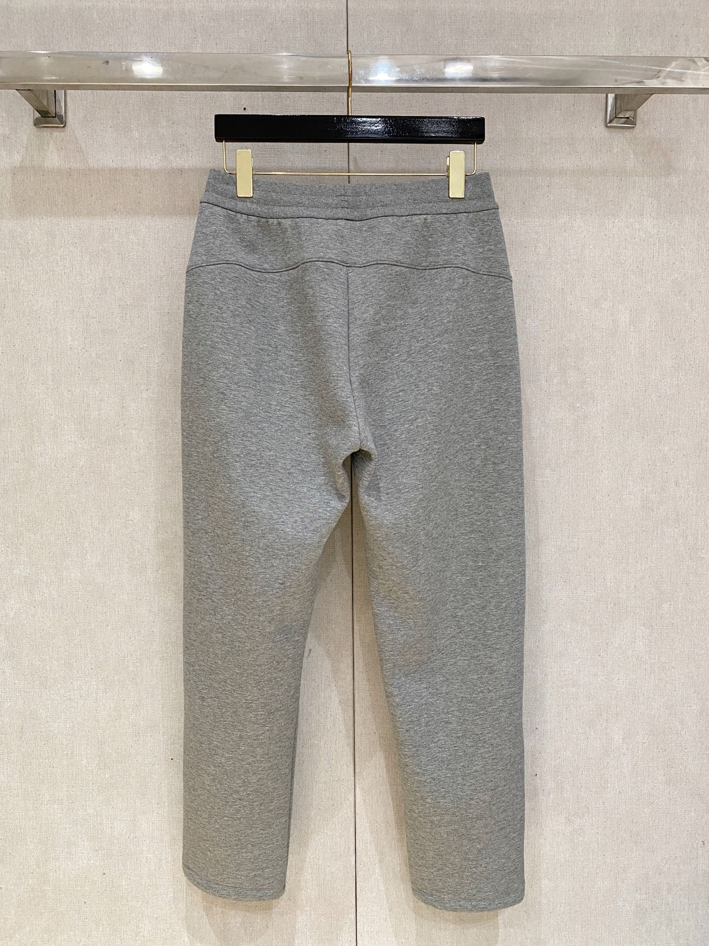 蒙口 2025秋冬最新休闲裤 潮人必备 版型超赞，能很好的修复各种腿型，非常个性！柔软排汗，舒适度极高。