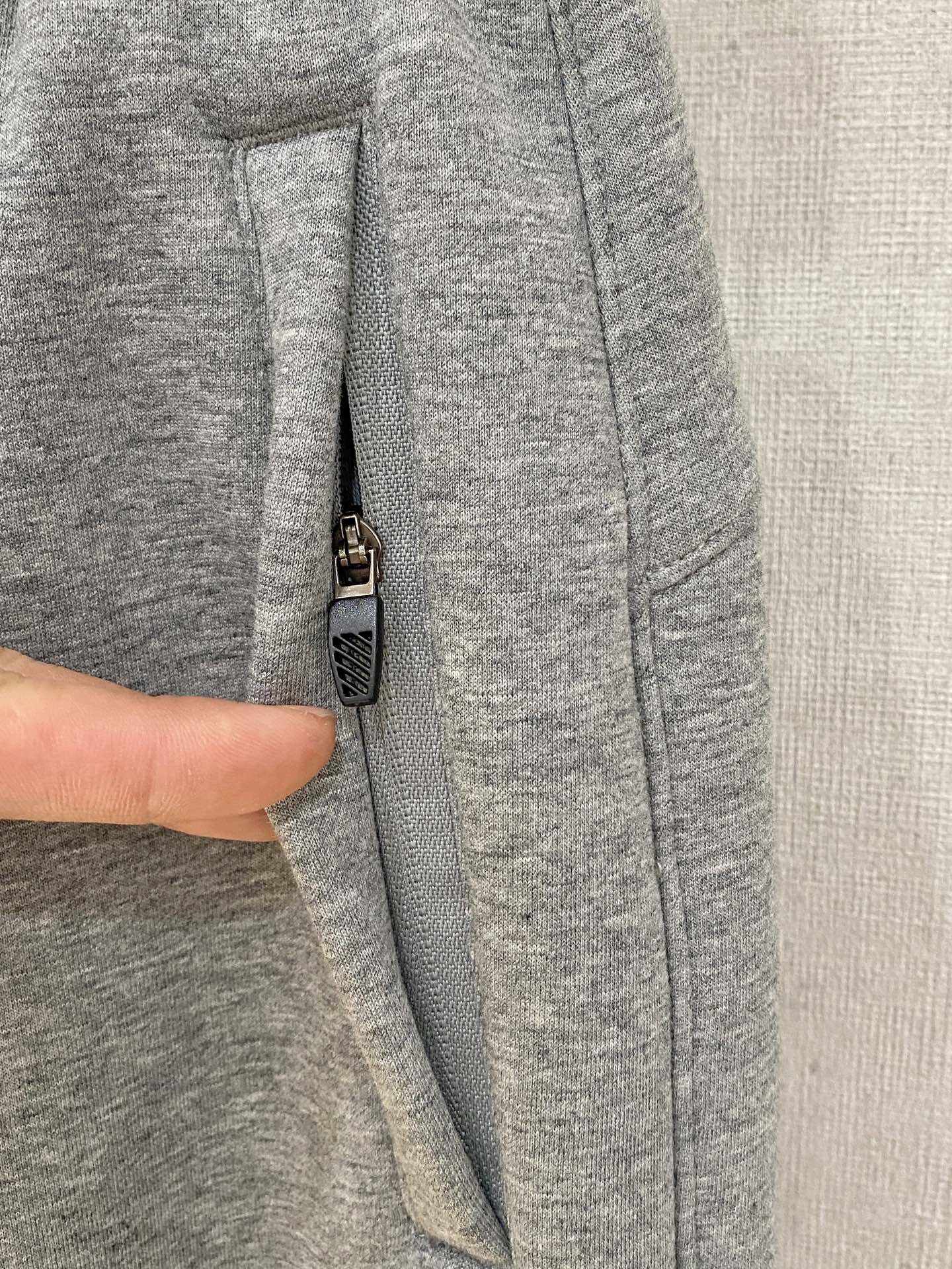 蒙口 2025秋冬最新休闲裤 潮人必备 版型超赞，能很好的修复各种腿型，非常个性！柔软排汗，舒适度极高。