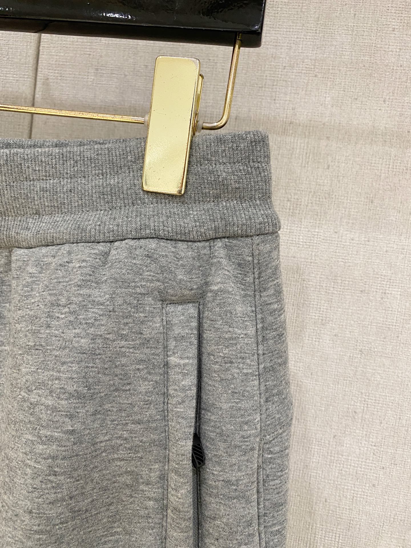 蒙口 2025秋冬最新休闲裤 潮人必备 版型超赞，能很好的修复各种腿型，非常个性！柔软排汗，舒适度极高。