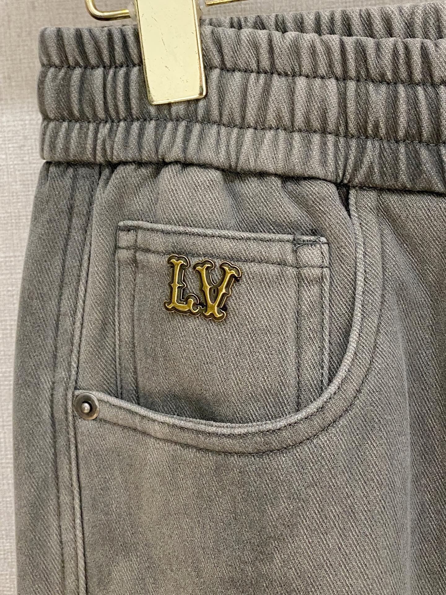 LV 2025秋冬最新系列男士加厚休闲裤！内里加绒，非常保暖，北方的宝子们赶紧备上！采用客供弹力柔棉材质