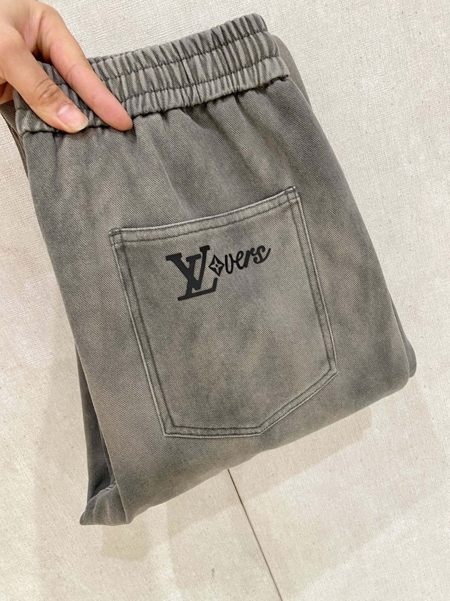 NO:612293,LV 2025 autumn and winter latest series of men's thickened casual pants!  It's lined with velvet and is very warm, so those in the north should quickly prepare it!  Made of customer-supplied elastic soft cotton material, soft and delicate, and feels great!  The brand style is clear at a glance!  Minimalist design, no extra exaggerated elements to declare victory, fine details, original custom-made hardware accessories, just the right thickness, easy to control in all weathers, classic color upper body, very energetic, multiple styles of wear, casual business, daily life, fashion trends can be controlled!  The overall style and fashion sense are extremely outstanding, bringing extraordinary clothing taste!  Size 28-36,,louis vuitton,alexander wang19860909LV 2025秋冬最新系列男士加厚休闲裤！ 内里加绒,非常保暖,北方的宝子们赶紧备上！ 采用客供弹力柔棉材质,柔软细腻,手感绝佳！品牌格调一览无余！极简主义设计,没有多余浮夸的元素来宣兵夺主,细节做工精细,五金配件原版定制,厚薄程度也是恰到好处,轻松驾驭各种天气,经典颜色上身很显精气神,多种风格穿搭,休闲商务、日常生活、时尚潮流均可驾驭！整体不论是档次还是时尚感都是极为出色的,带来非凡的衣着品味！ 尺码 28-36,,louis vuitton,alexander wang,Men's clothing