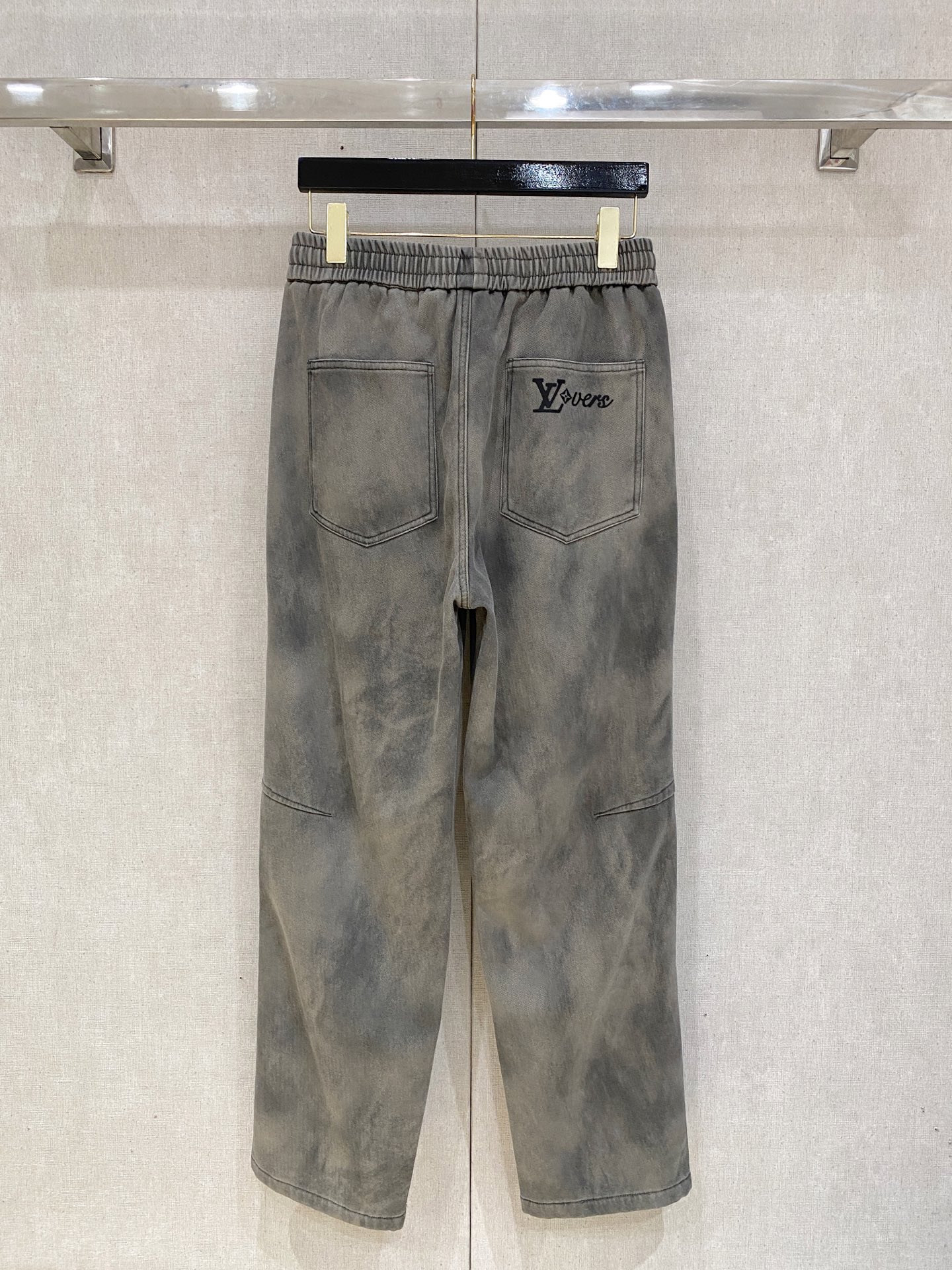 LV 2025秋冬最新系列男士加厚休闲裤！内里加绒，非常保暖，北方的宝子们赶紧备上！采用客供弹力柔棉材质