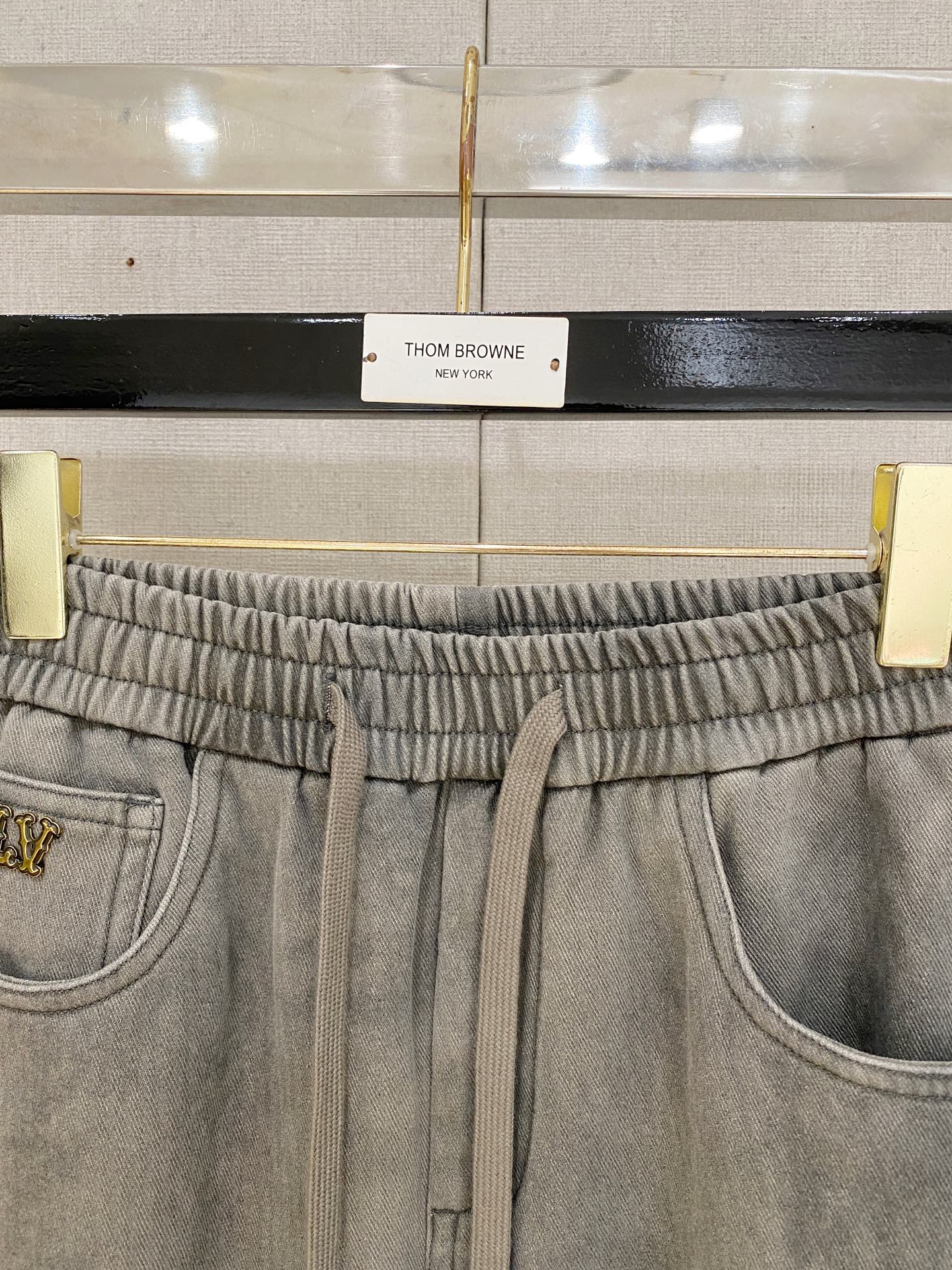 LV 2025秋冬最新系列男士加厚休闲裤！内里加绒，非常保暖，北方的宝子们赶紧备上！采用客供弹力柔棉材质