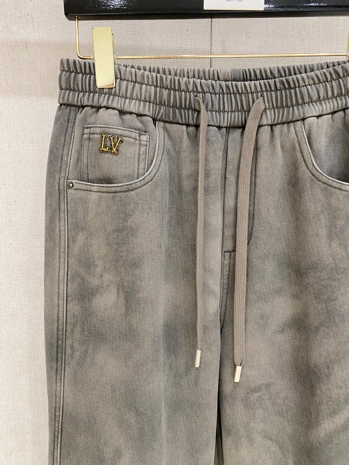 LV 2025秋冬最新系列男士加厚休闲裤！内里加绒，非常保暖，北方的宝子们赶紧备上！采用客供弹力柔棉材质