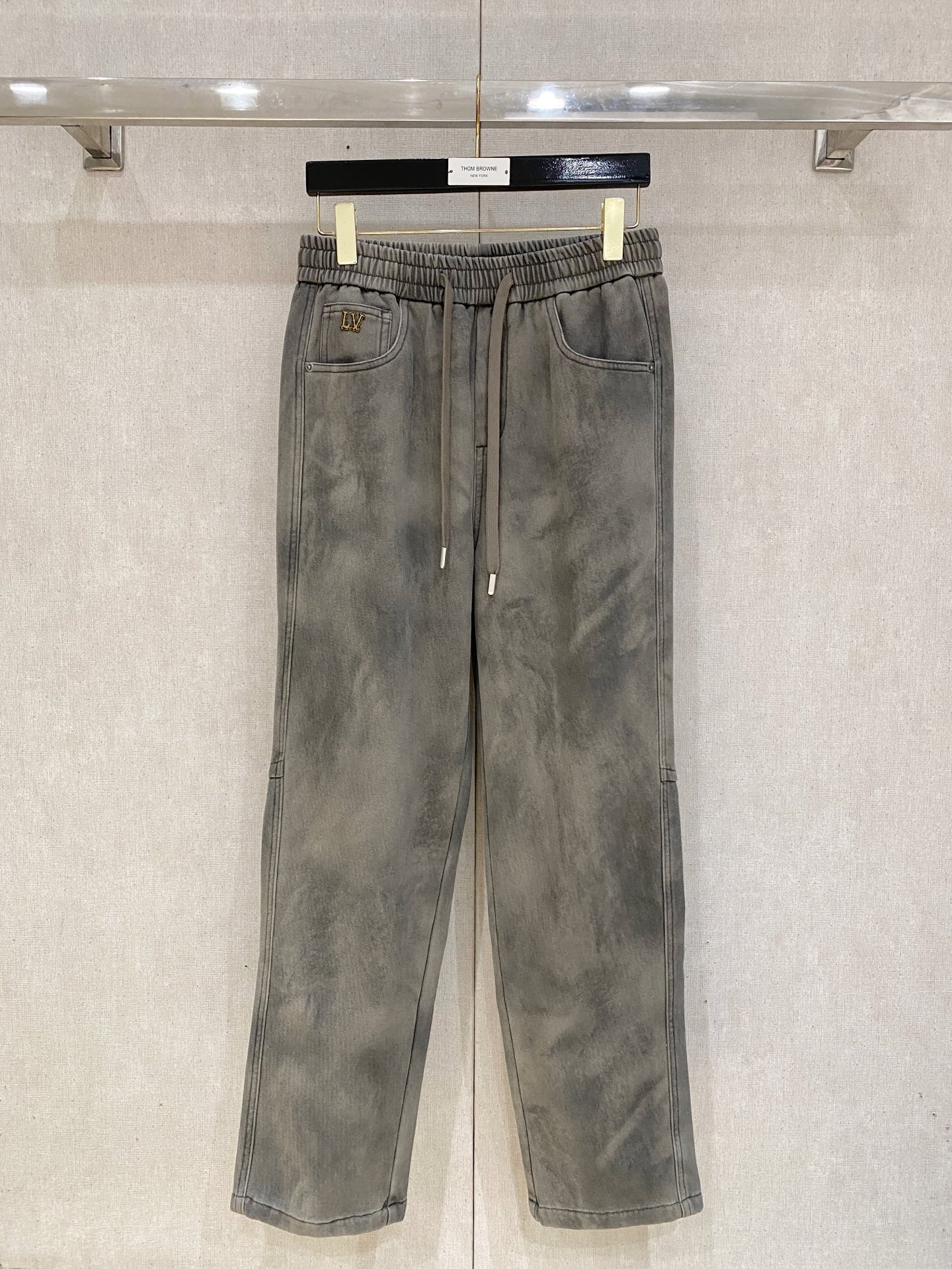 LV 2025秋冬最新系列男士加厚休闲裤！内里加绒，非常保暖，北方的宝子们赶紧备上！采用客供弹力柔棉材质