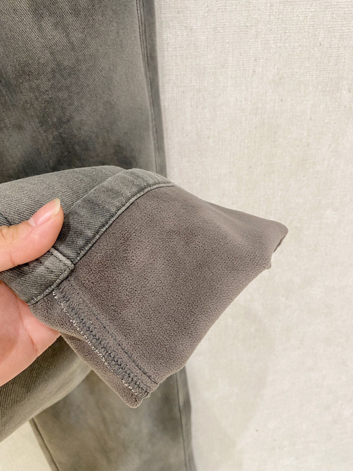 LV 2025秋冬最新系列男士加厚休闲裤！内里加绒，非常保暖，北方的宝子们赶紧备上！采用客供弹力柔棉材质