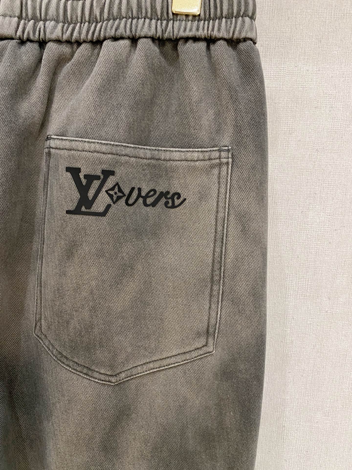 LV 2025秋冬最新系列男士加厚休闲裤！内里加绒，非常保暖，北方的宝子们赶紧备上！采用客供弹力柔棉材质