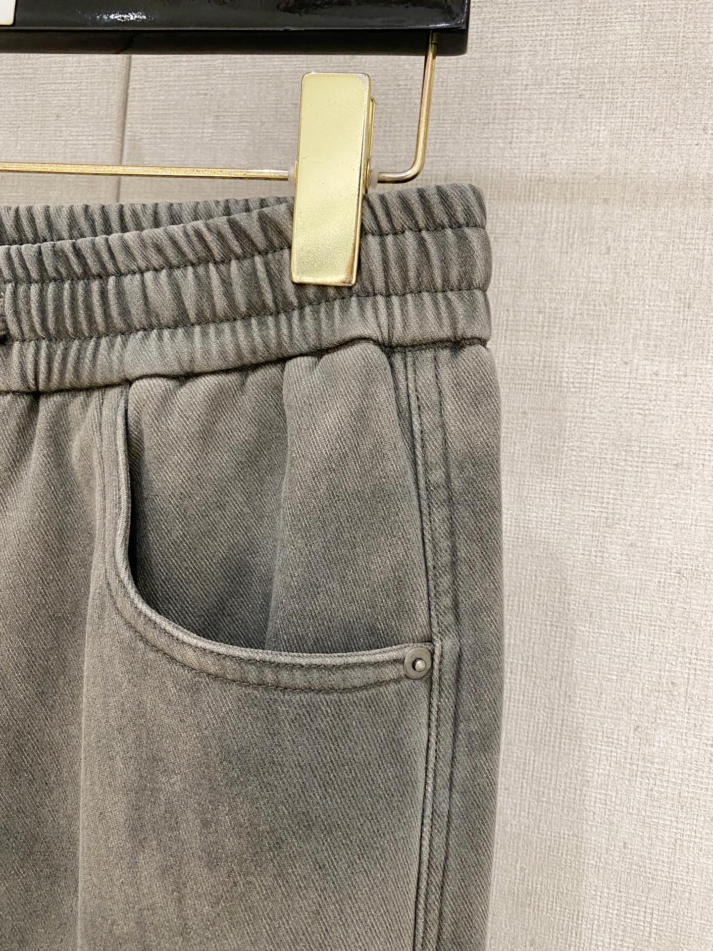 LV 2025秋冬最新系列男士加厚休闲裤！内里加绒，非常保暖，北方的宝子们赶紧备上！采用客供弹力柔棉材质