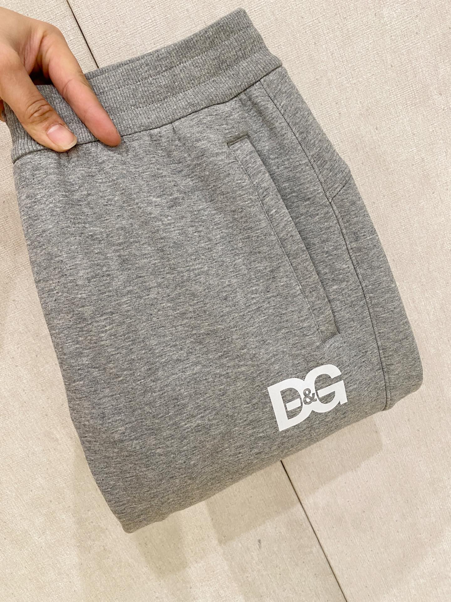 DG 2025秋冬最新休闲裤 加厚款 日常必备 版型超赞，能很好的修复各种腿型，非常个性！柔软排汗，舒适