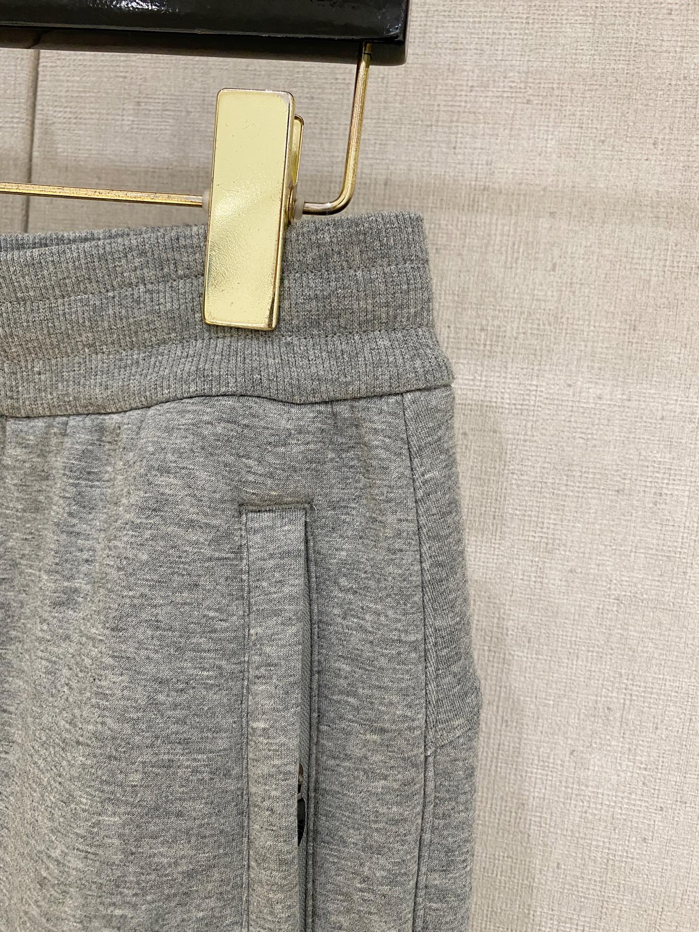 DG 2025秋冬最新休闲裤 加厚款 日常必备 版型超赞，能很好的修复各种腿型，非常个性！柔软排汗，舒适