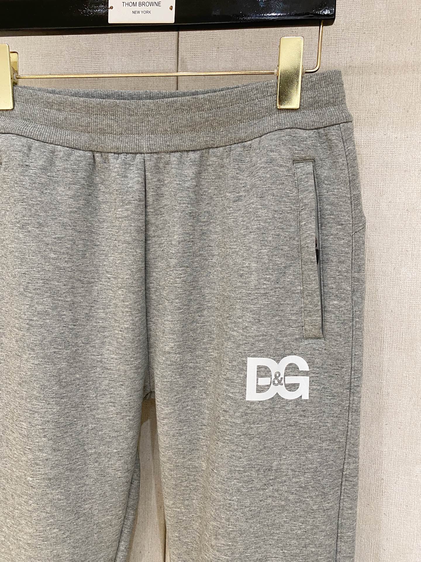 DG 2025秋冬最新休闲裤 加厚款 日常必备 版型超赞，能很好的修复各种腿型，非常个性！柔软排汗，舒适