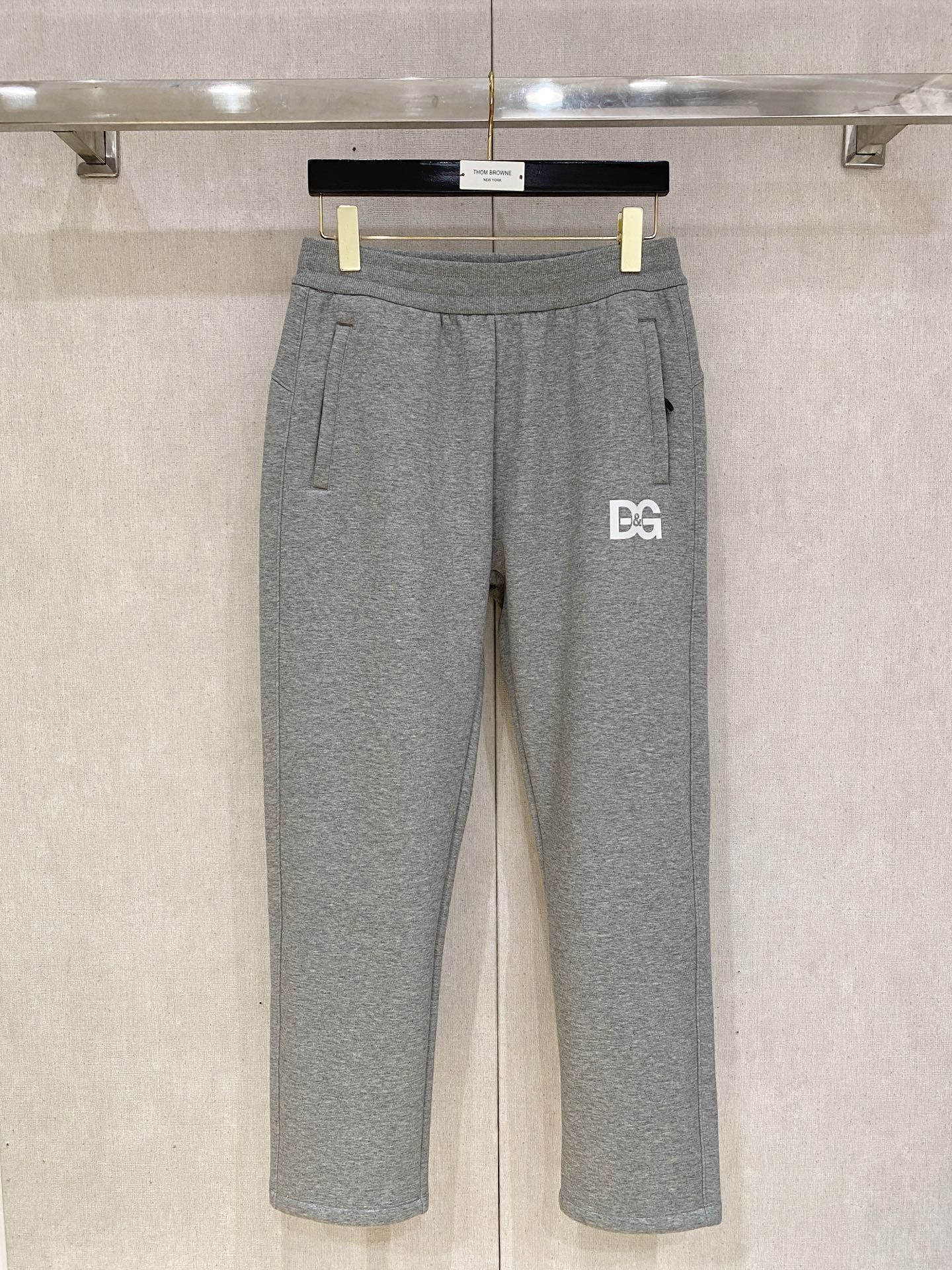 DG 2025秋冬最新休闲裤 加厚款 日常必备 版型超赞，能很好的修复各种腿型，非常个性！柔软排汗，舒适